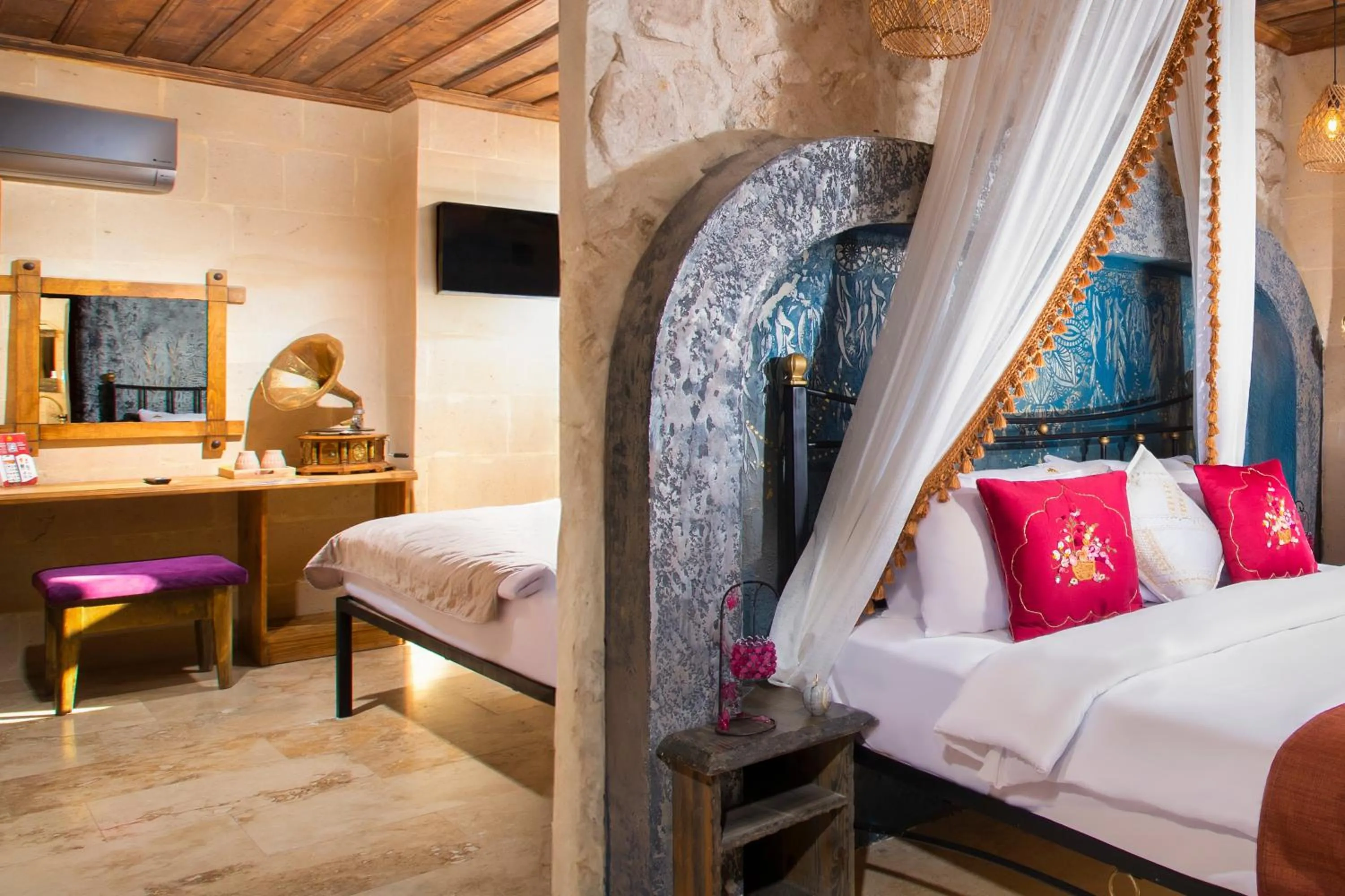 Photo of the whole room, Bed in Alika Castle House