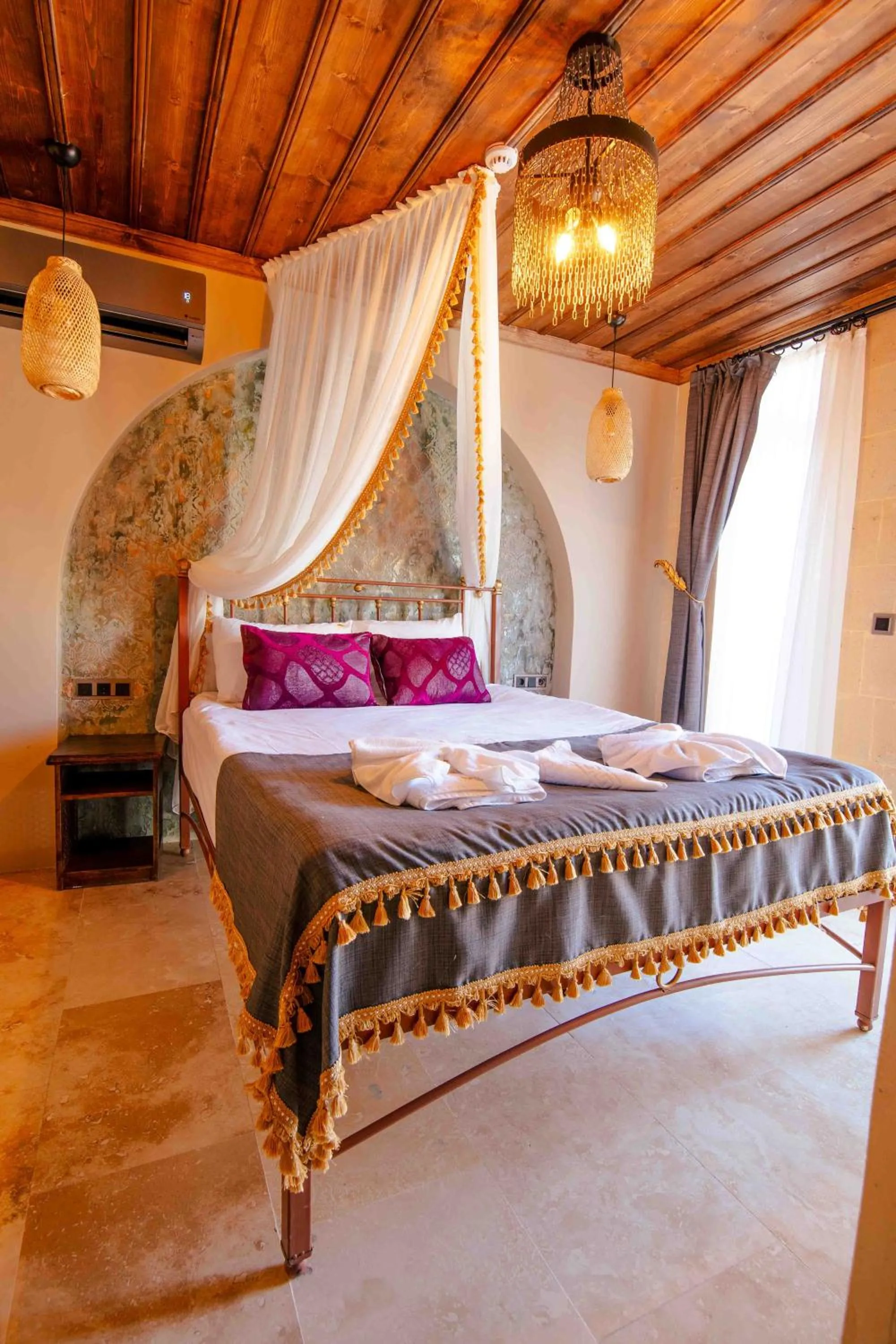 Photo of the whole room, Bed in Alika Castle House