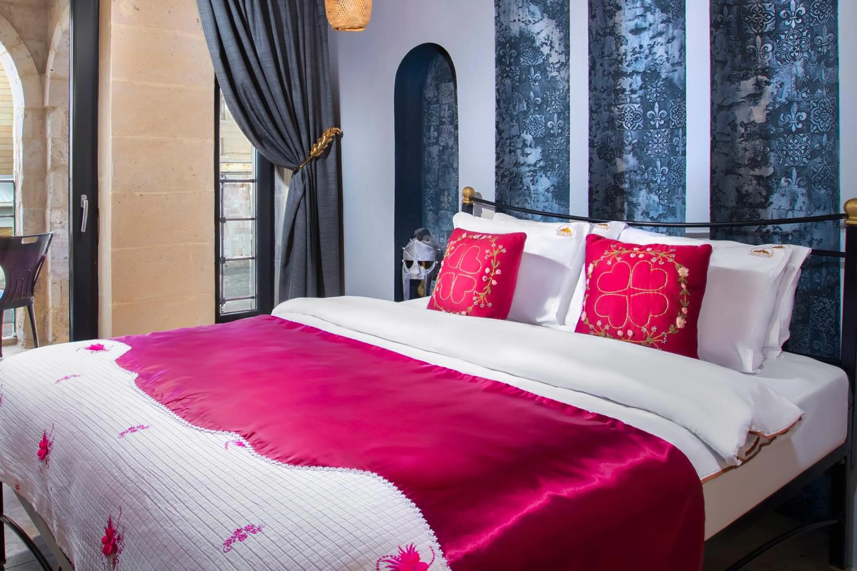 Photo of the whole room, Bed in Alika Castle House