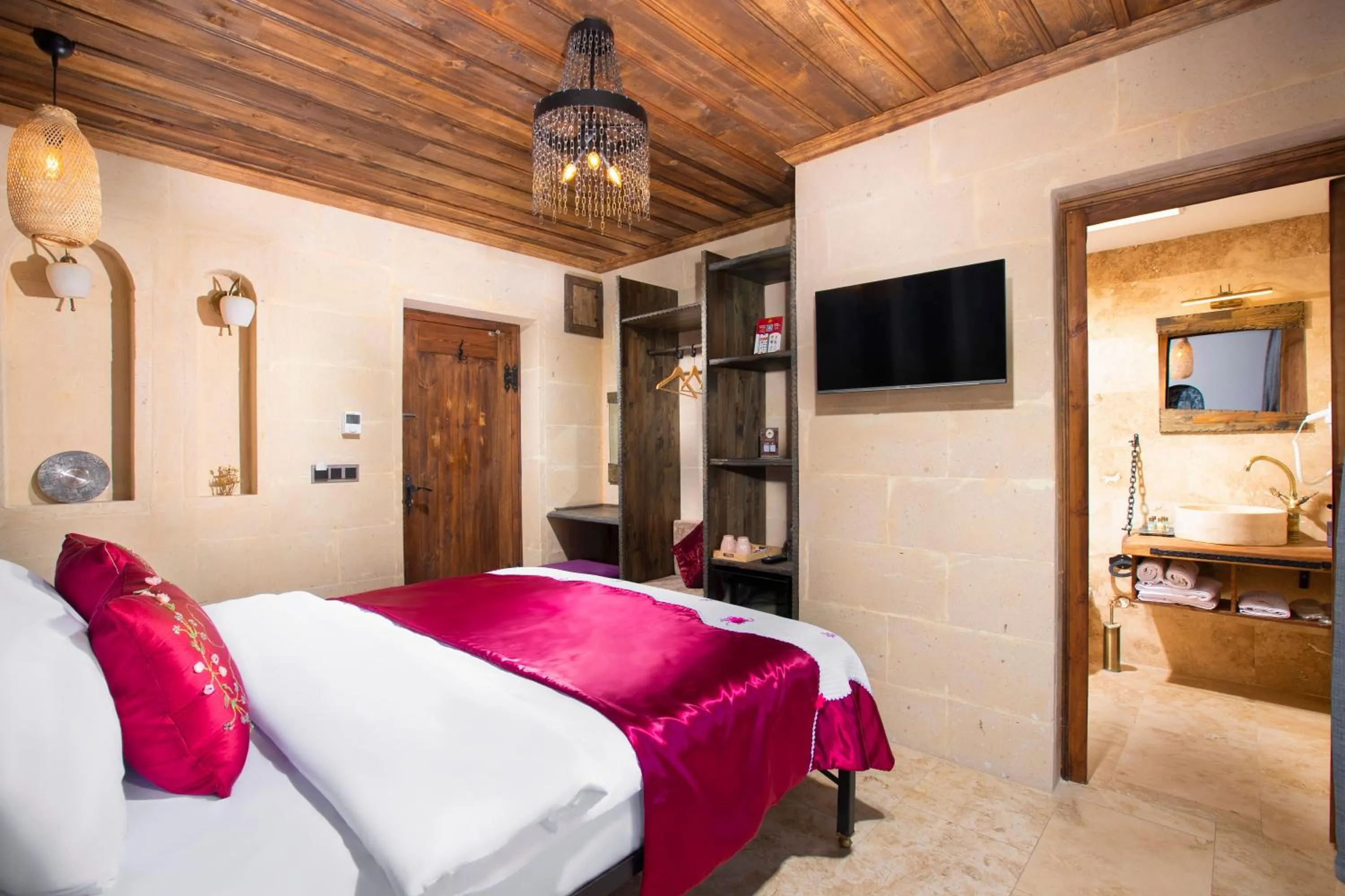 Photo of the whole room, Bed in Alika Castle House