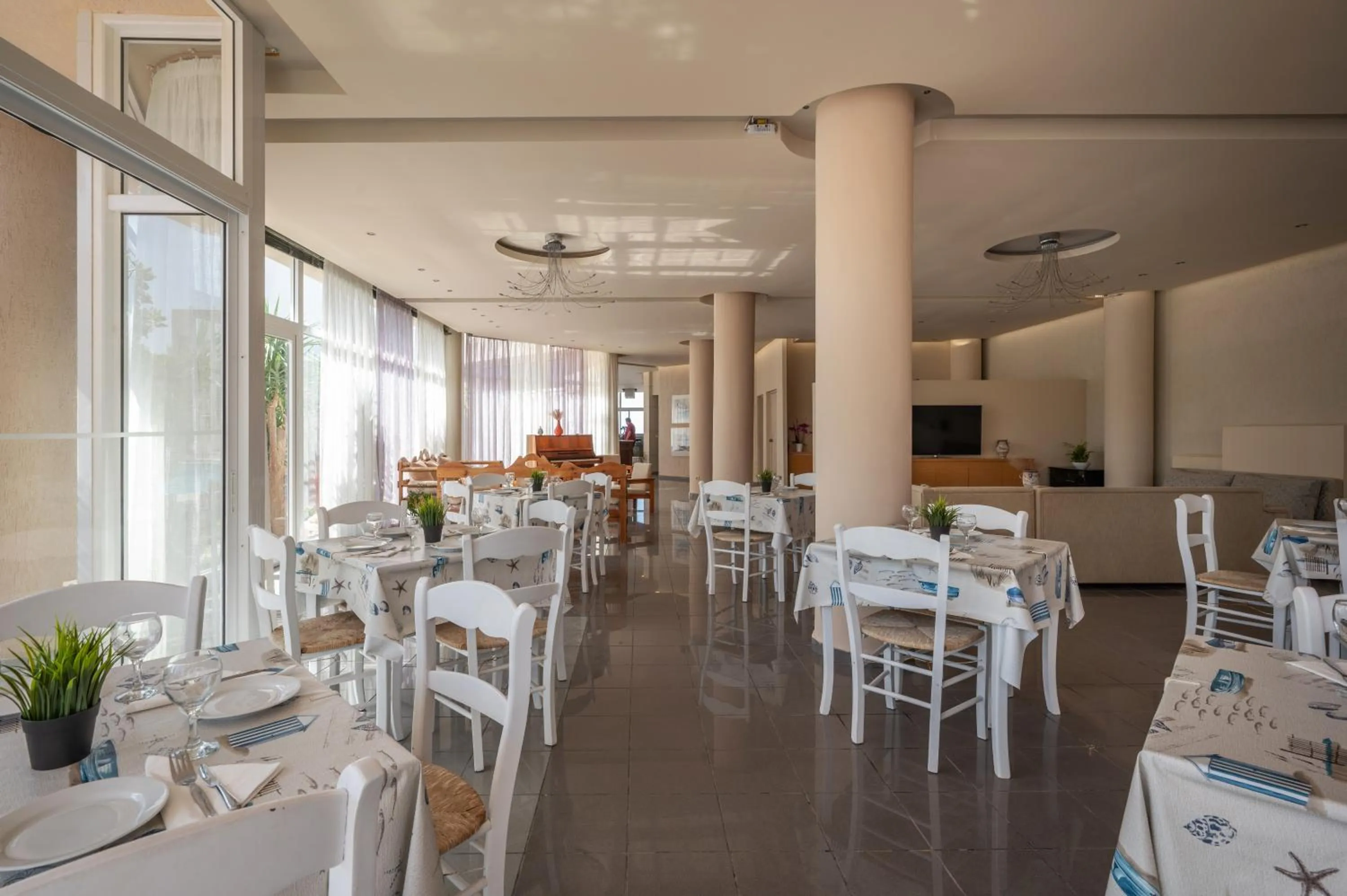 Restaurant/places to eat in Creteco Hotel & Suites
