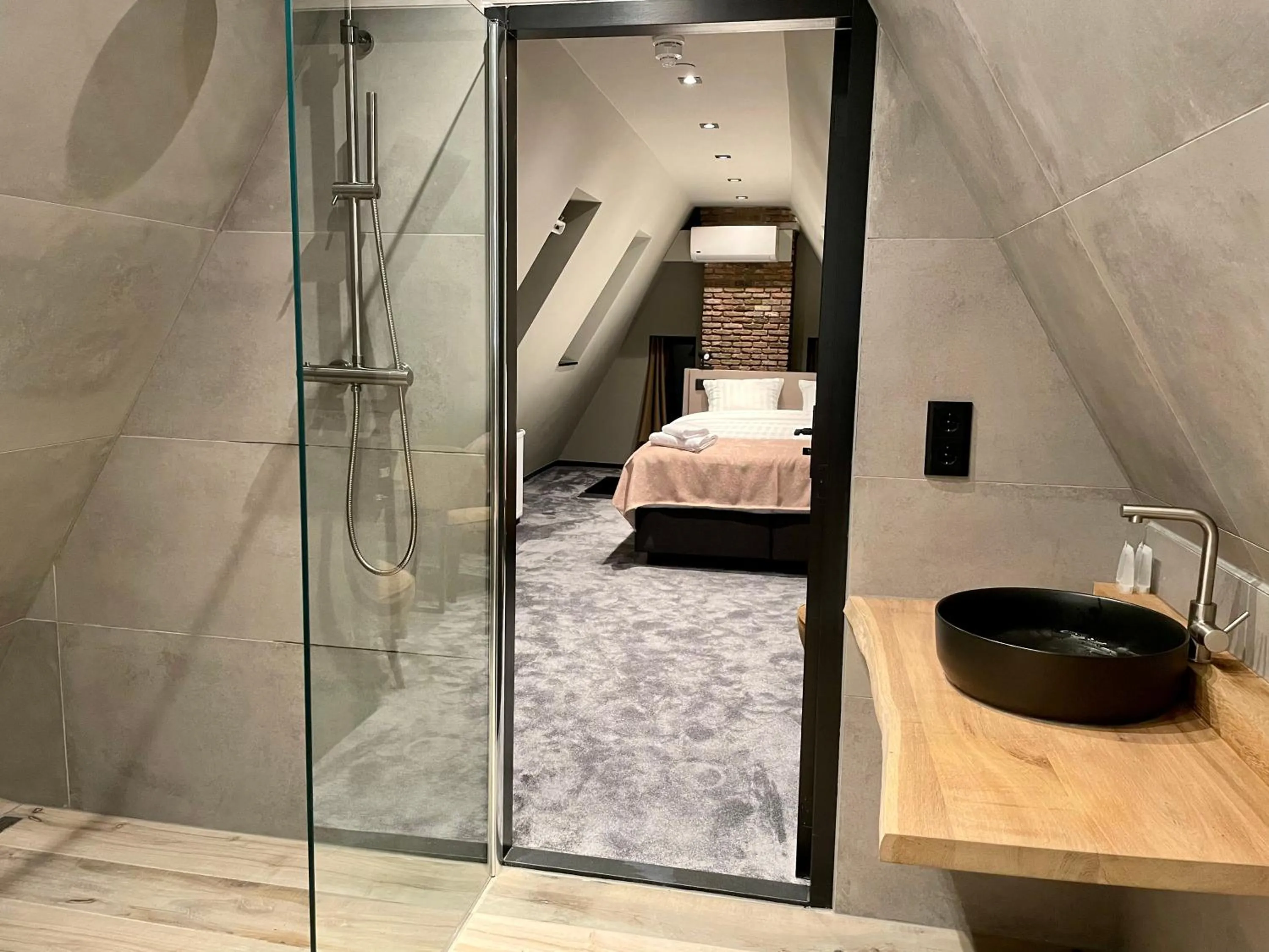 Bathroom, Bed in Hotel de Prince