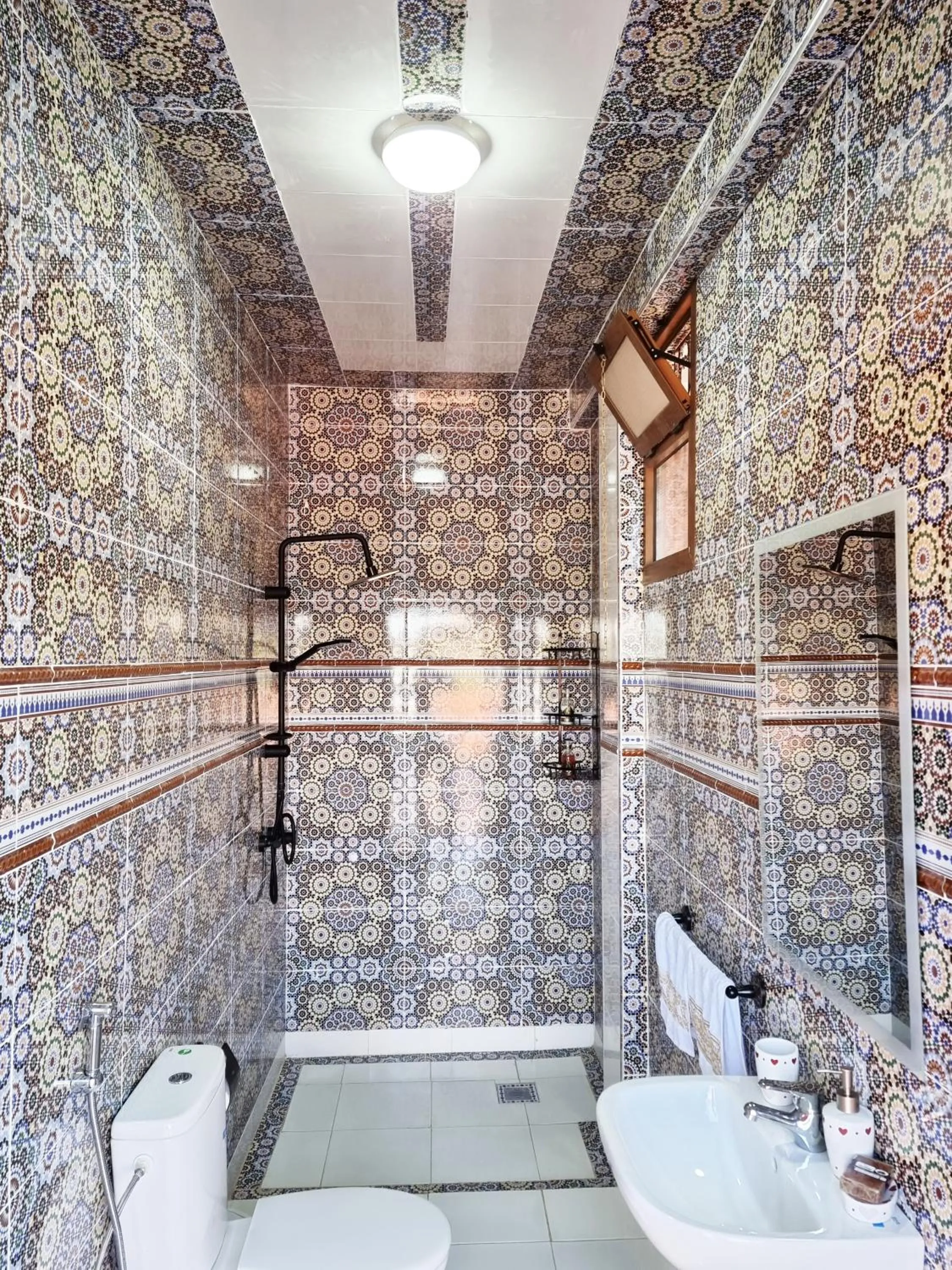 Shower in Hôtel Villa des étoiles