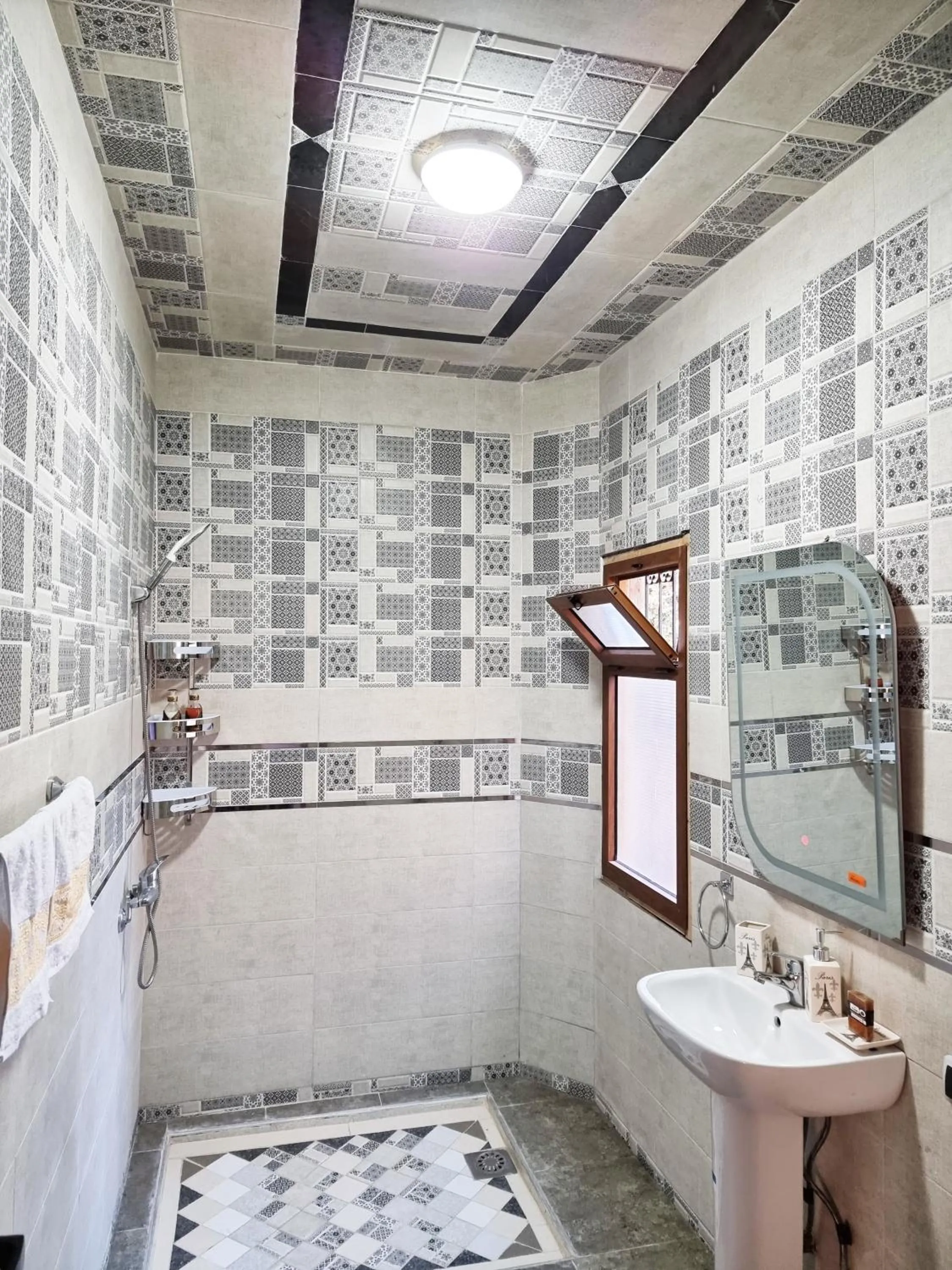 Shower in Hôtel Villa des étoiles