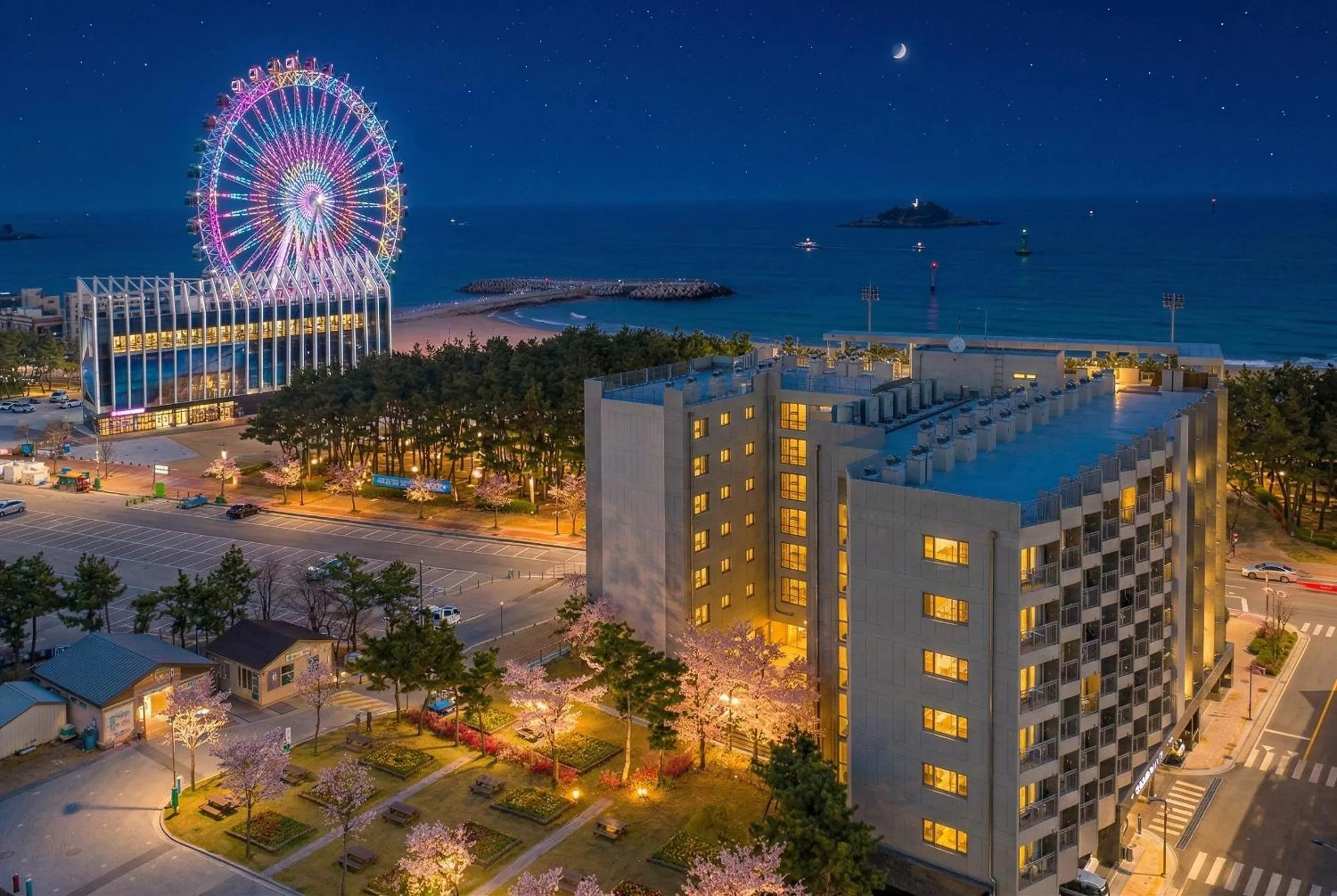 Property building in Sokcho Chonpines Beach Hotel