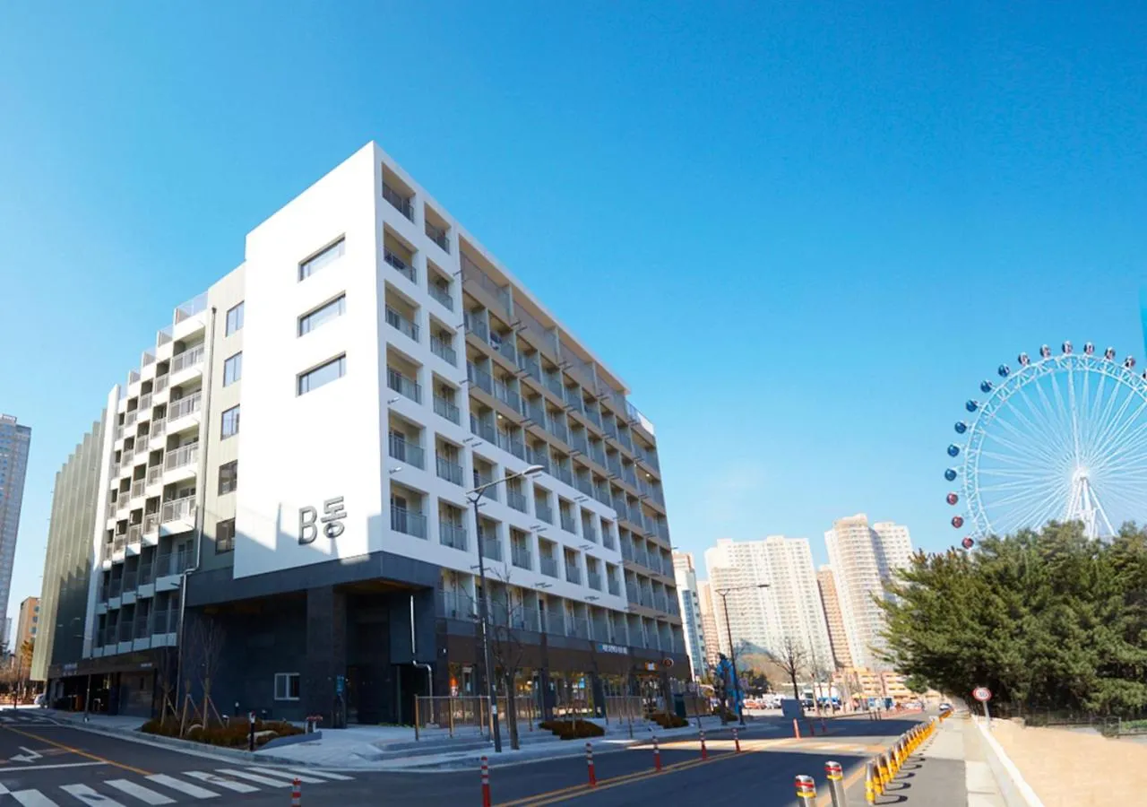 Property building in Sokcho Chonpines Beach Hotel