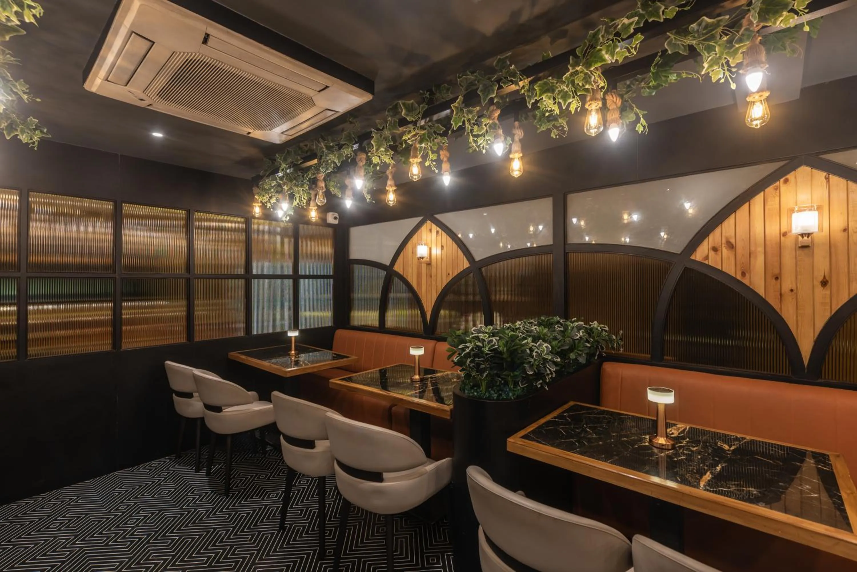 Restaurant/places to eat in Hotel Shoolin Grand