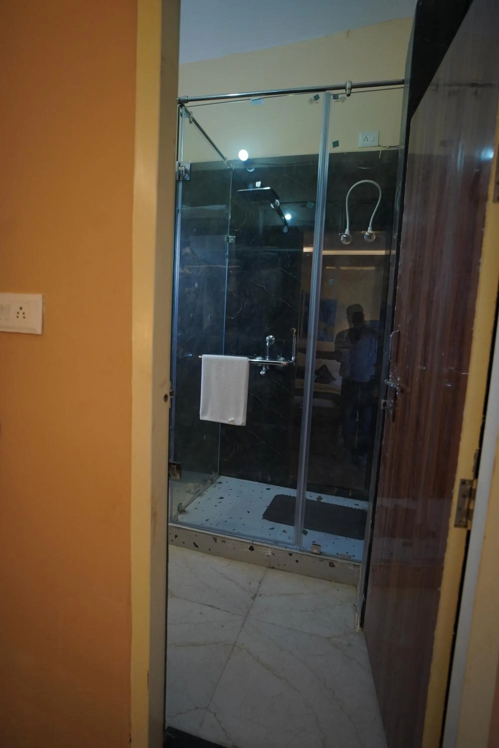 Shower in SAMALIA AGRO RESORT VRINDAVAN