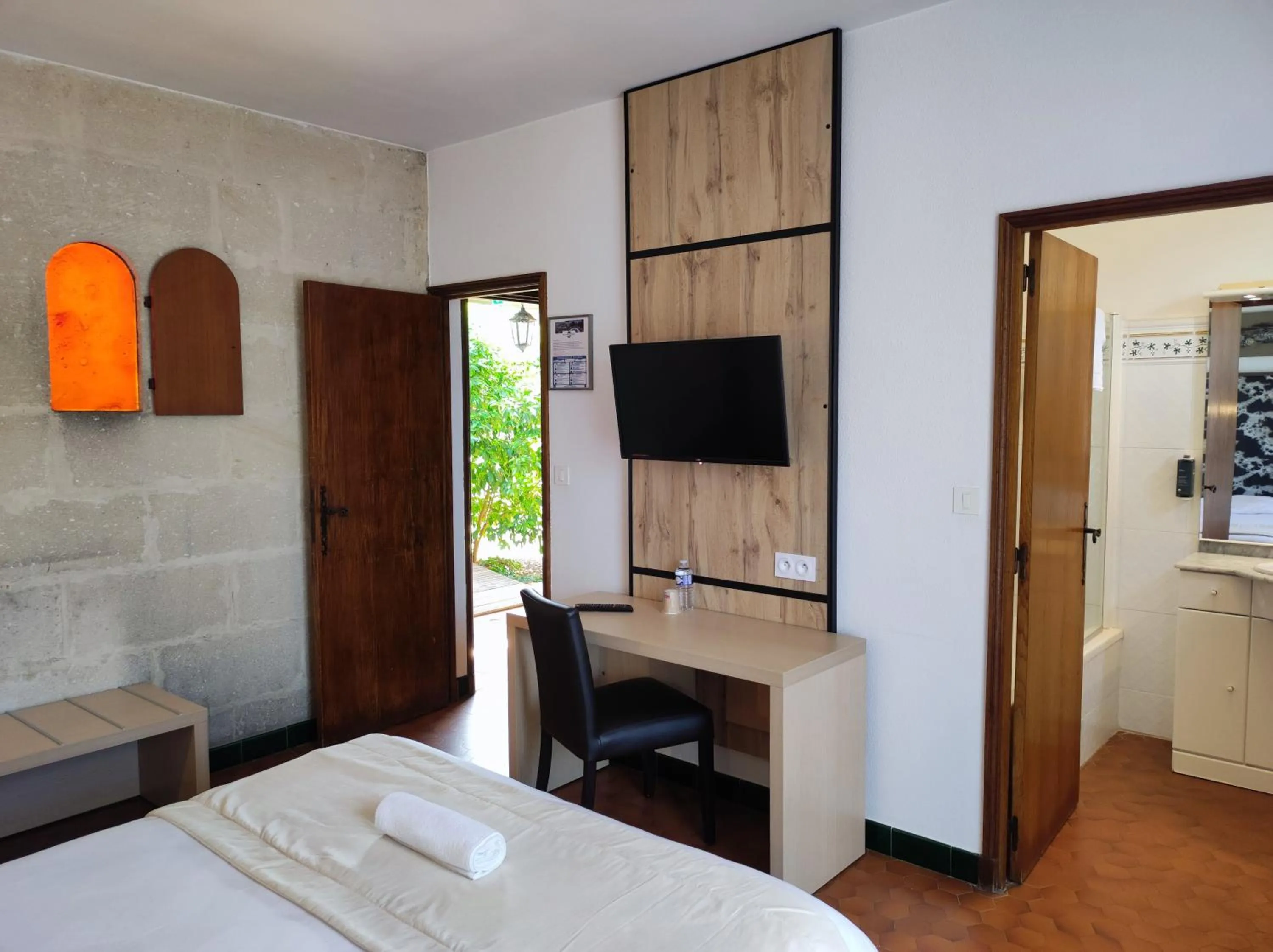 Bed in Hôtel et Appart'Hôtel Le Relais Du Val D'Orbieu