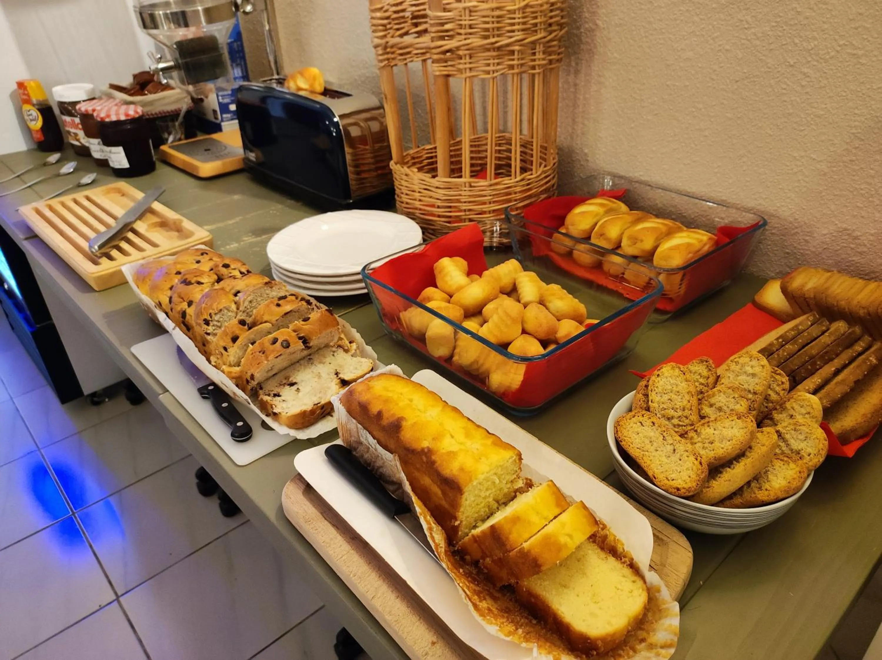 Buffet breakfast in Hôtel et Appart'Hôtel Le Relais Du Val D'Orbieu