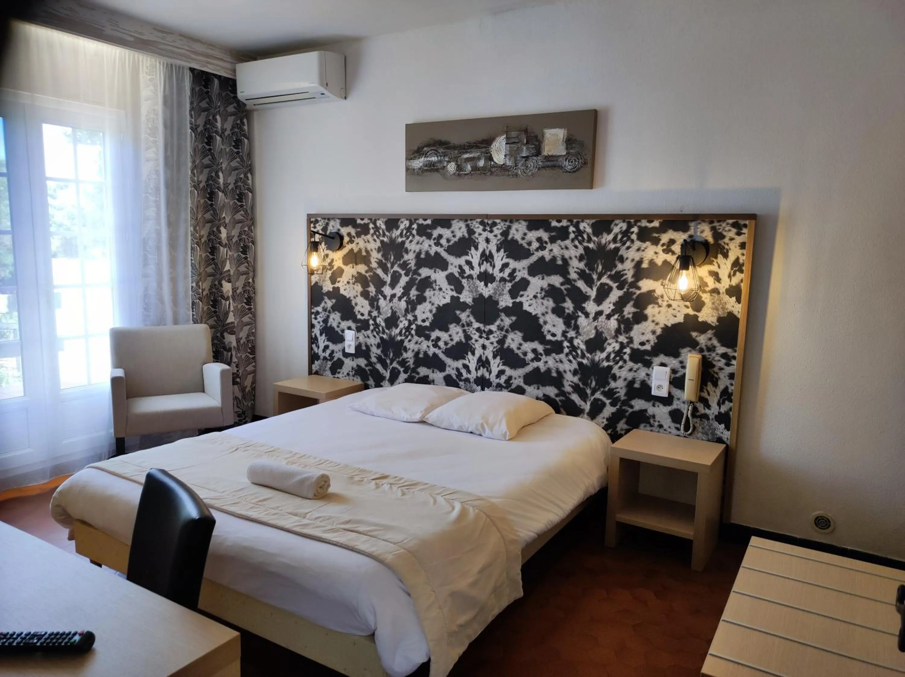 Bed in Hôtel et Appart'Hôtel Le Relais Du Val D'Orbieu