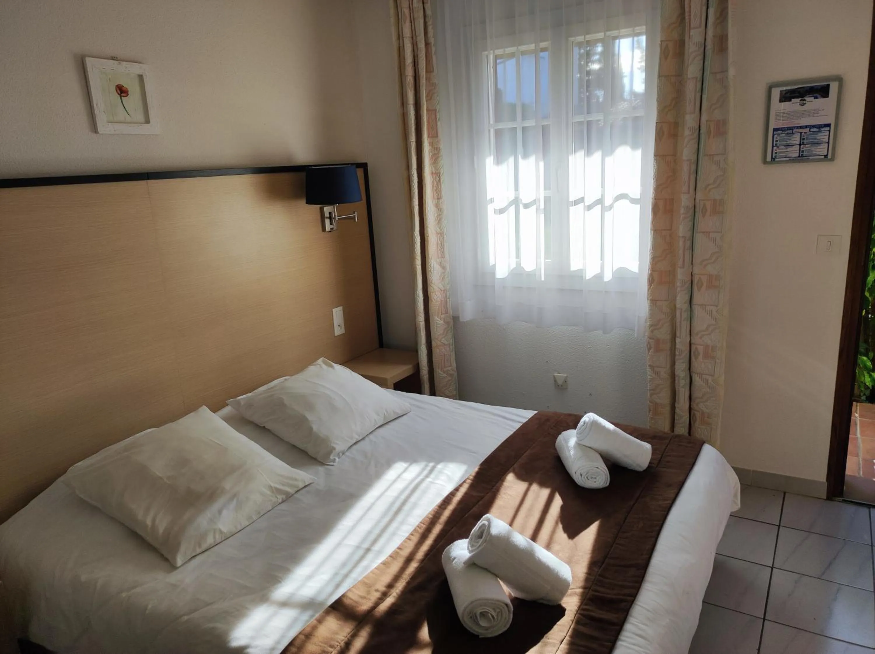 Bed in Hôtel et Appart'Hôtel Le Relais Du Val D'Orbieu