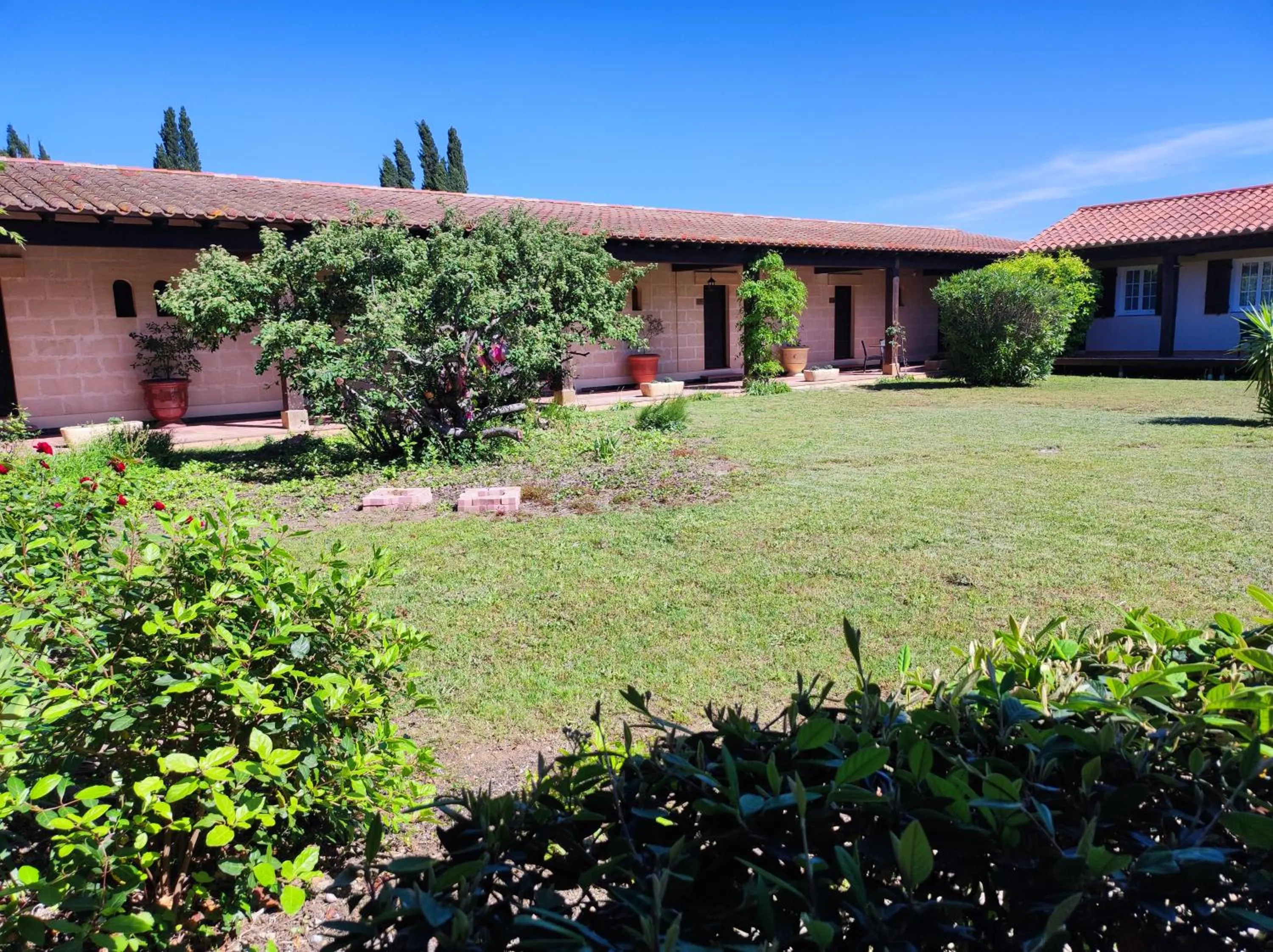 Garden view in Hôtel et Appart'Hôtel Le Relais Du Val D'Orbieu