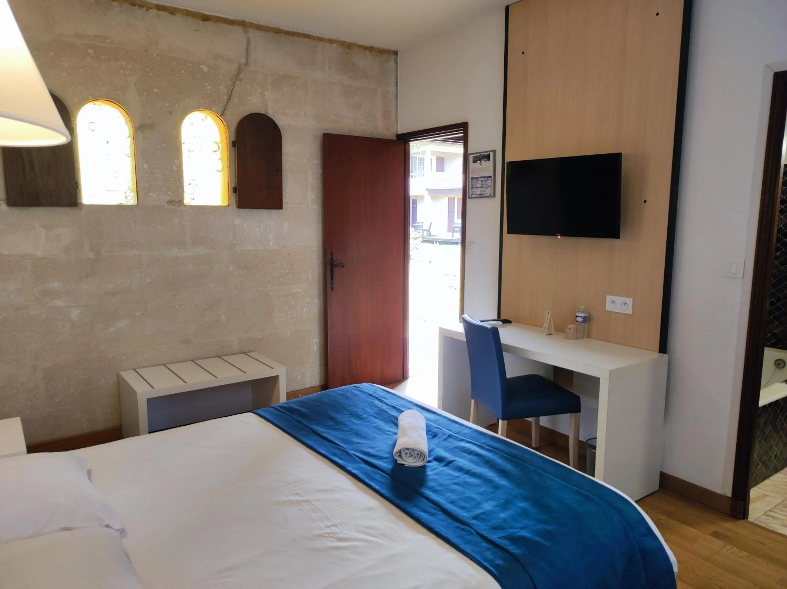 Bed in Hôtel et Appart'Hôtel Le Relais Du Val D'Orbieu