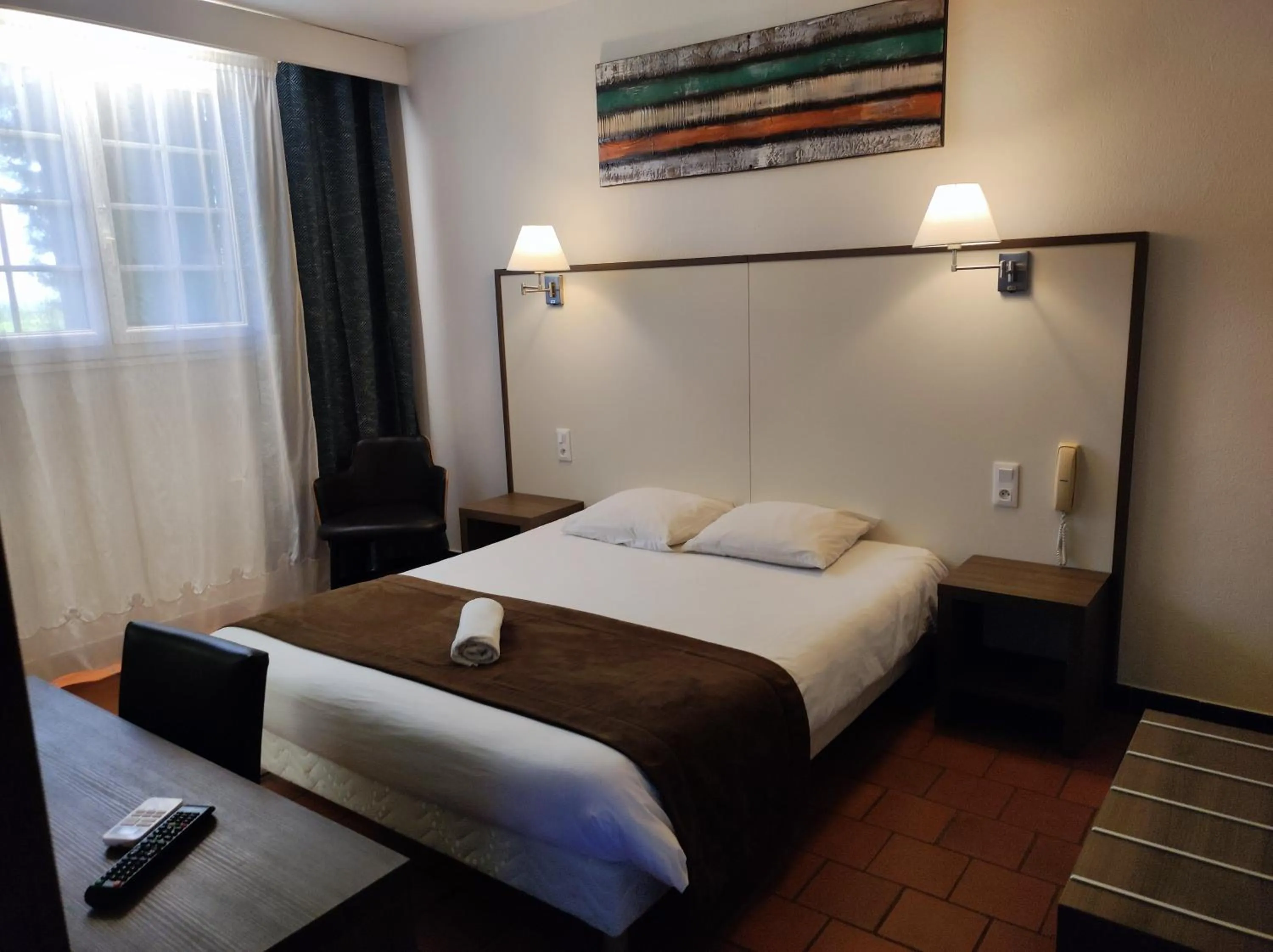 Bed in Hôtel et Appart'Hôtel Le Relais Du Val D'Orbieu