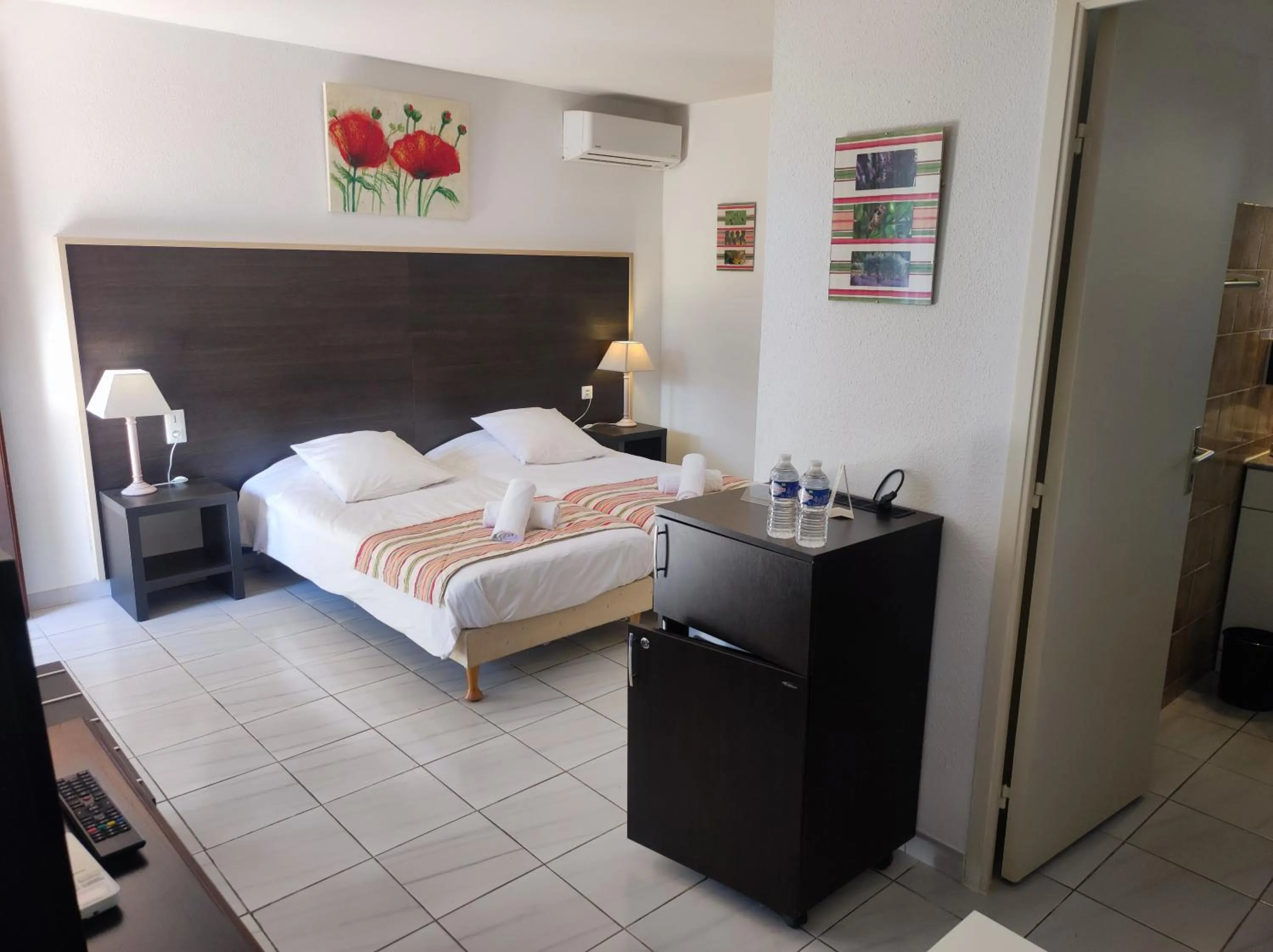 Bed in Hôtel et Appart'Hôtel Le Relais Du Val D'Orbieu