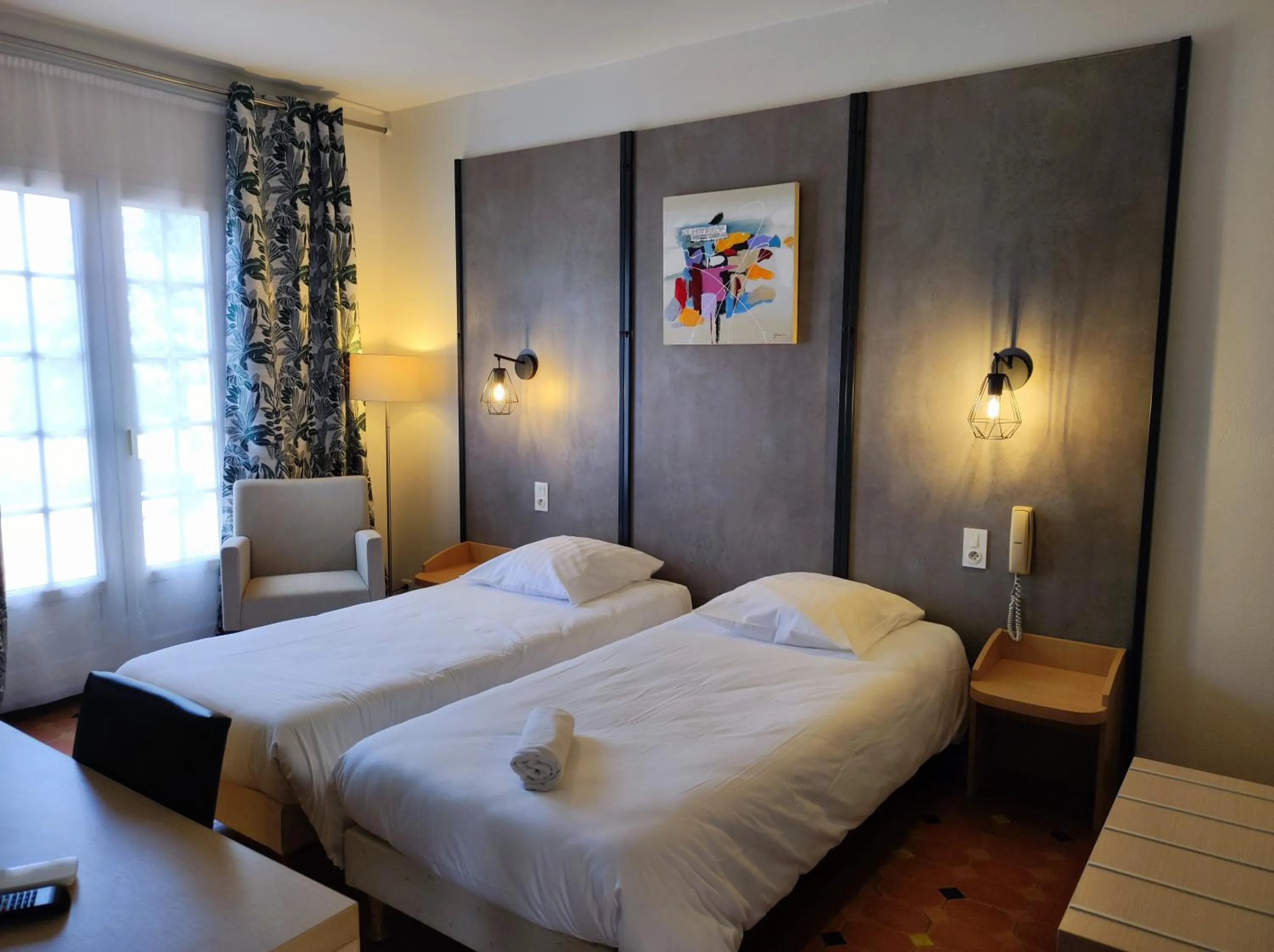 Bed in Hôtel et Appart'Hôtel Le Relais Du Val D'Orbieu