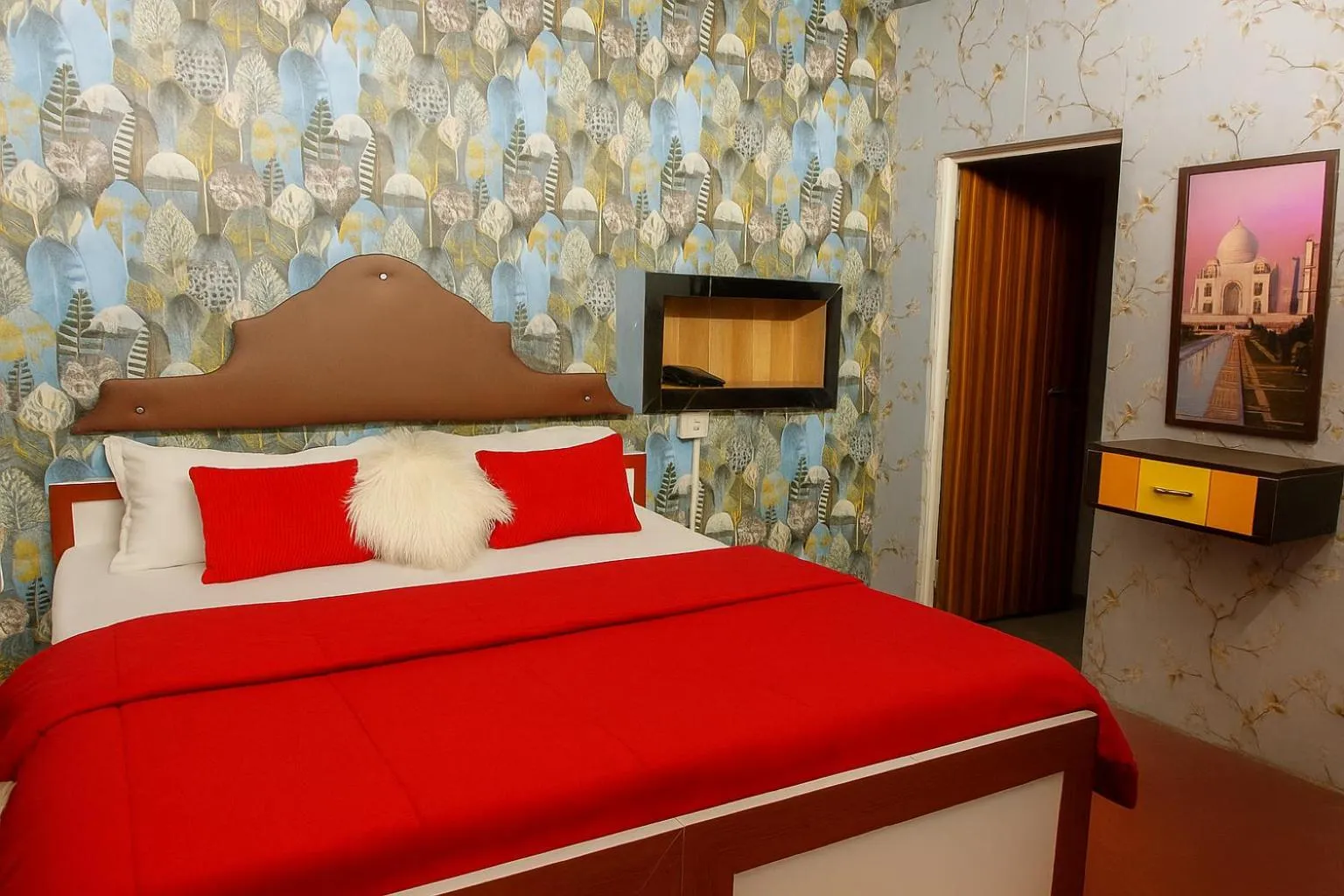 Bedroom, Bed in Taj City Hotel