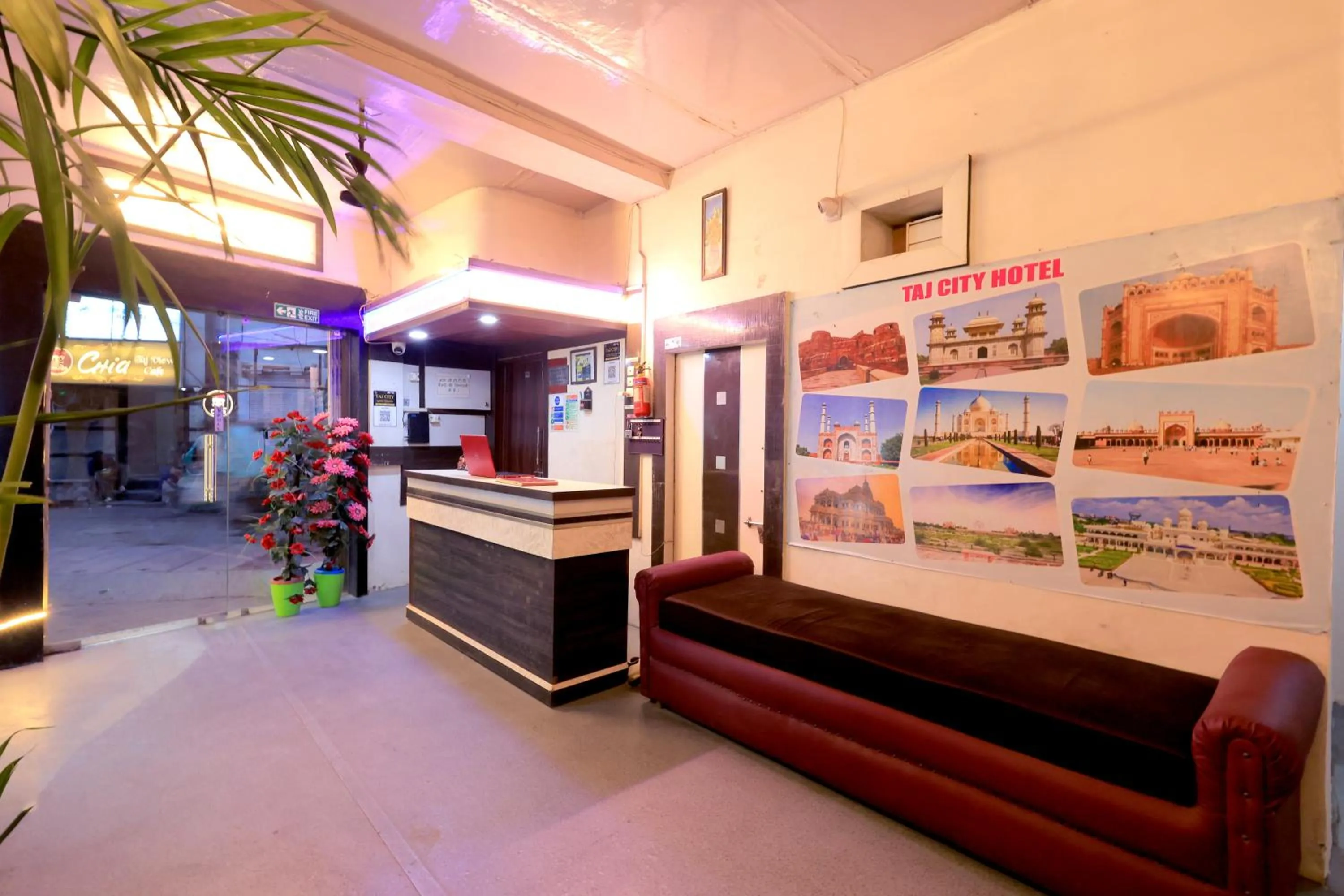 Communal lounge/ TV room in Taj City Hotel