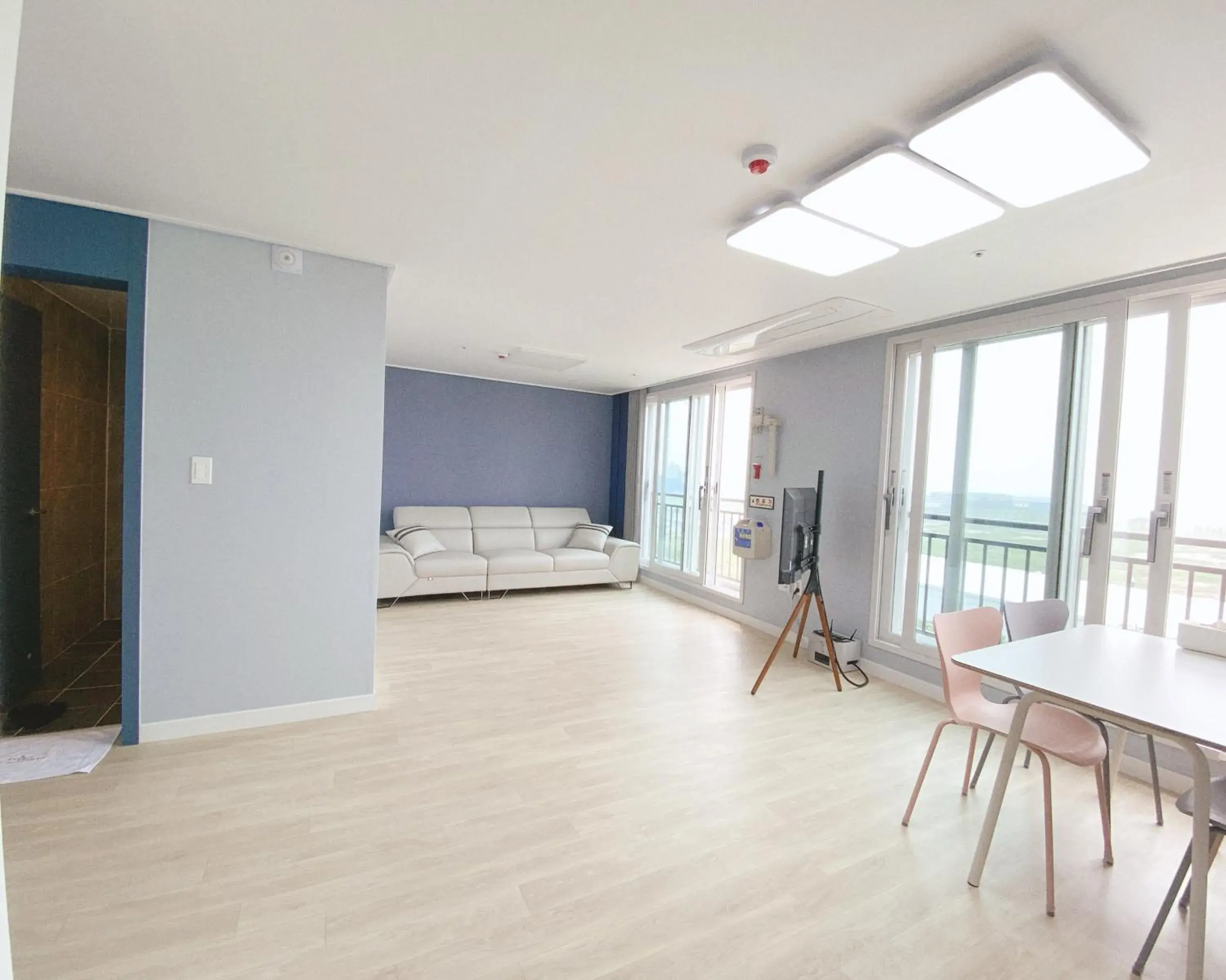 Family Room in Gunsan Little Prince Condo Family Room in Gunsan Little Prince Condo