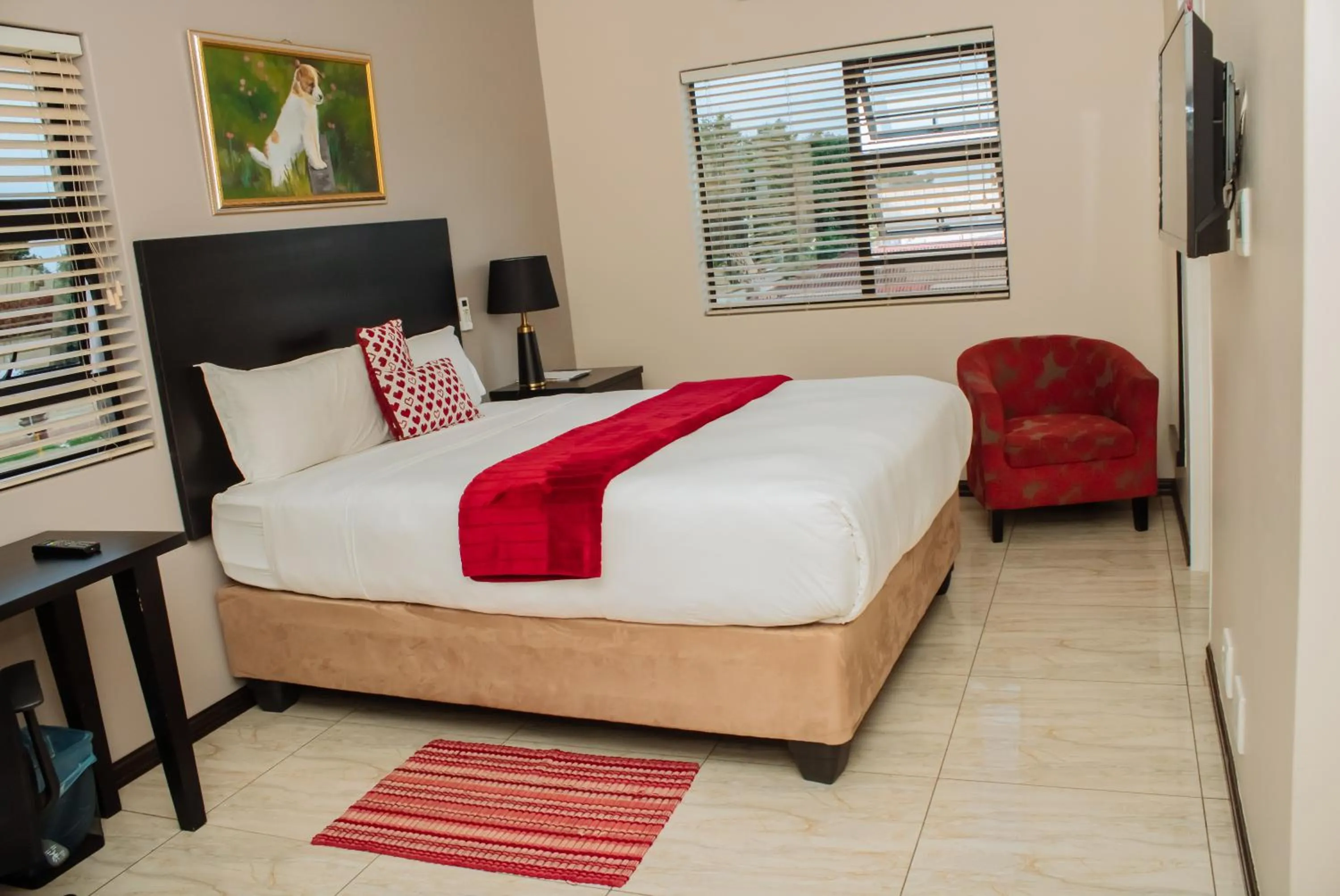 Bedroom, Bed in Heavenly Boutique Hotel