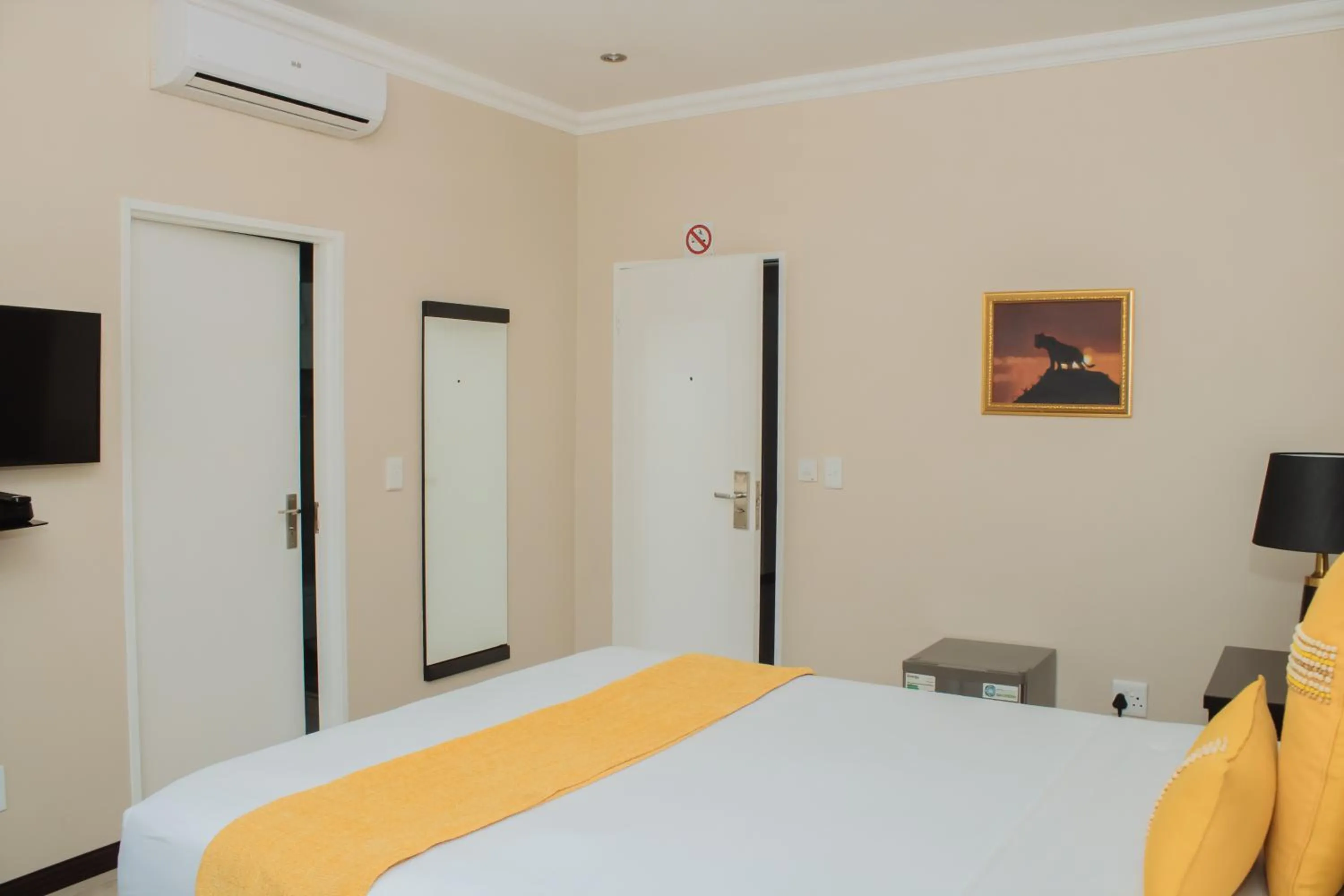 Bedroom, Bed in Heavenly Boutique Hotel