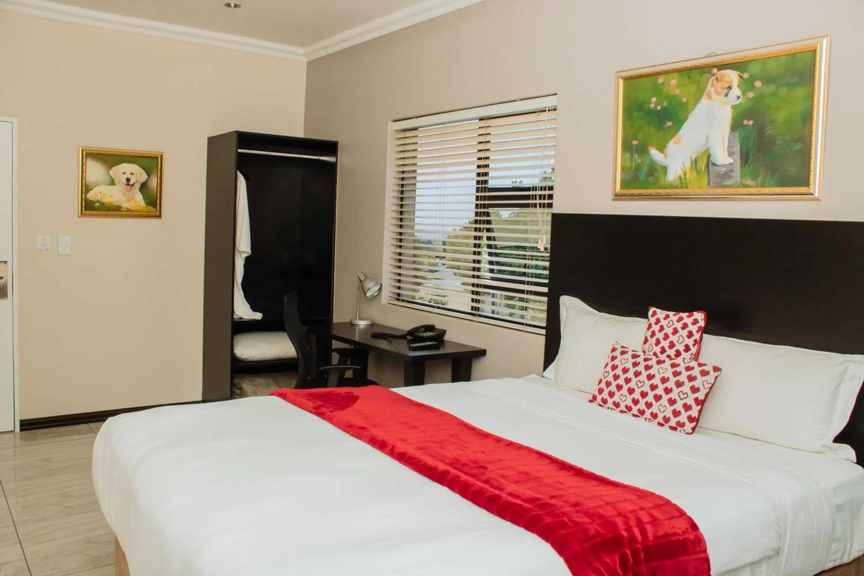 Bedroom, Bed in Heavenly Boutique Hotel