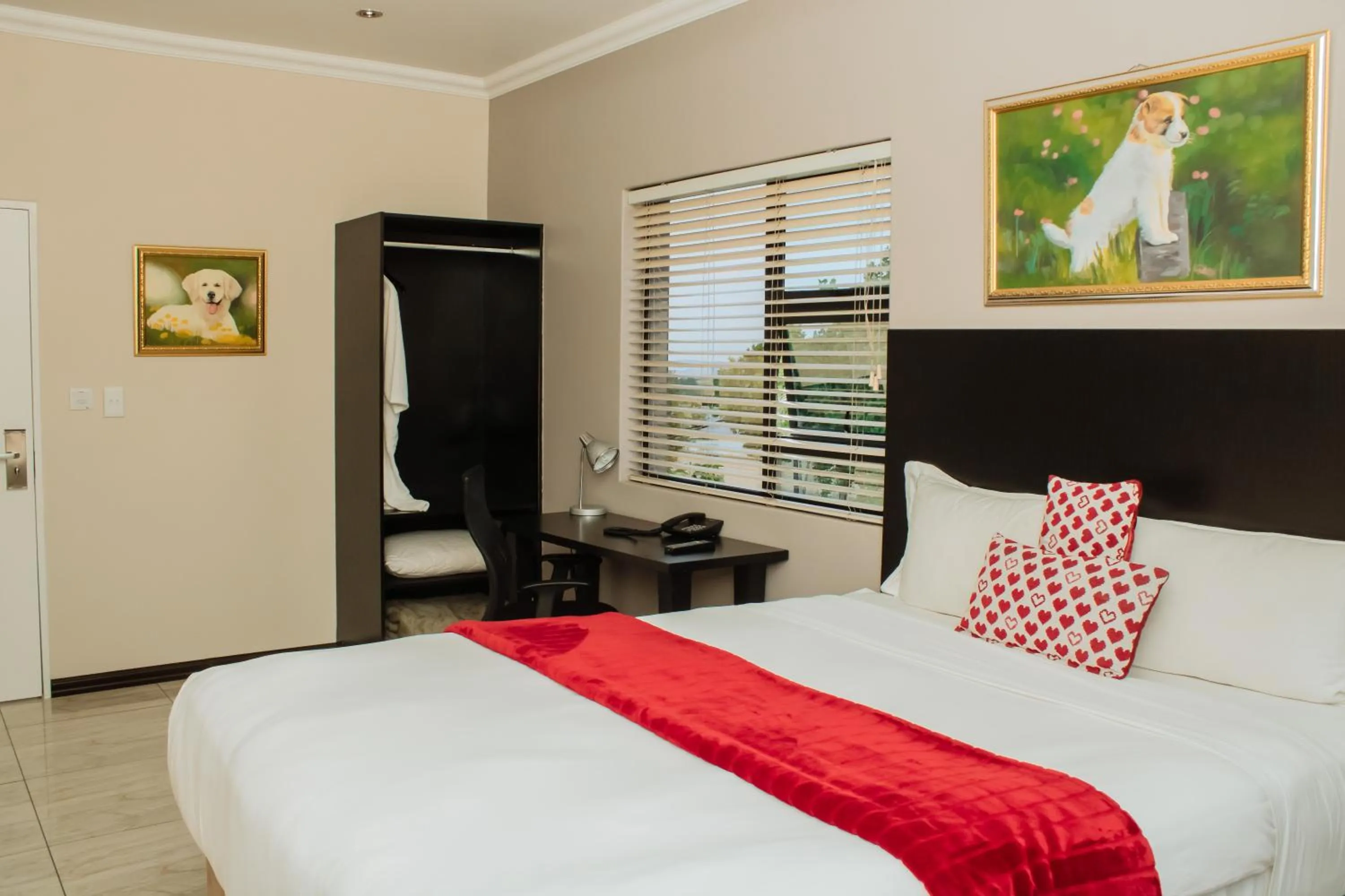 Bedroom, Bed in Heavenly Boutique Hotel