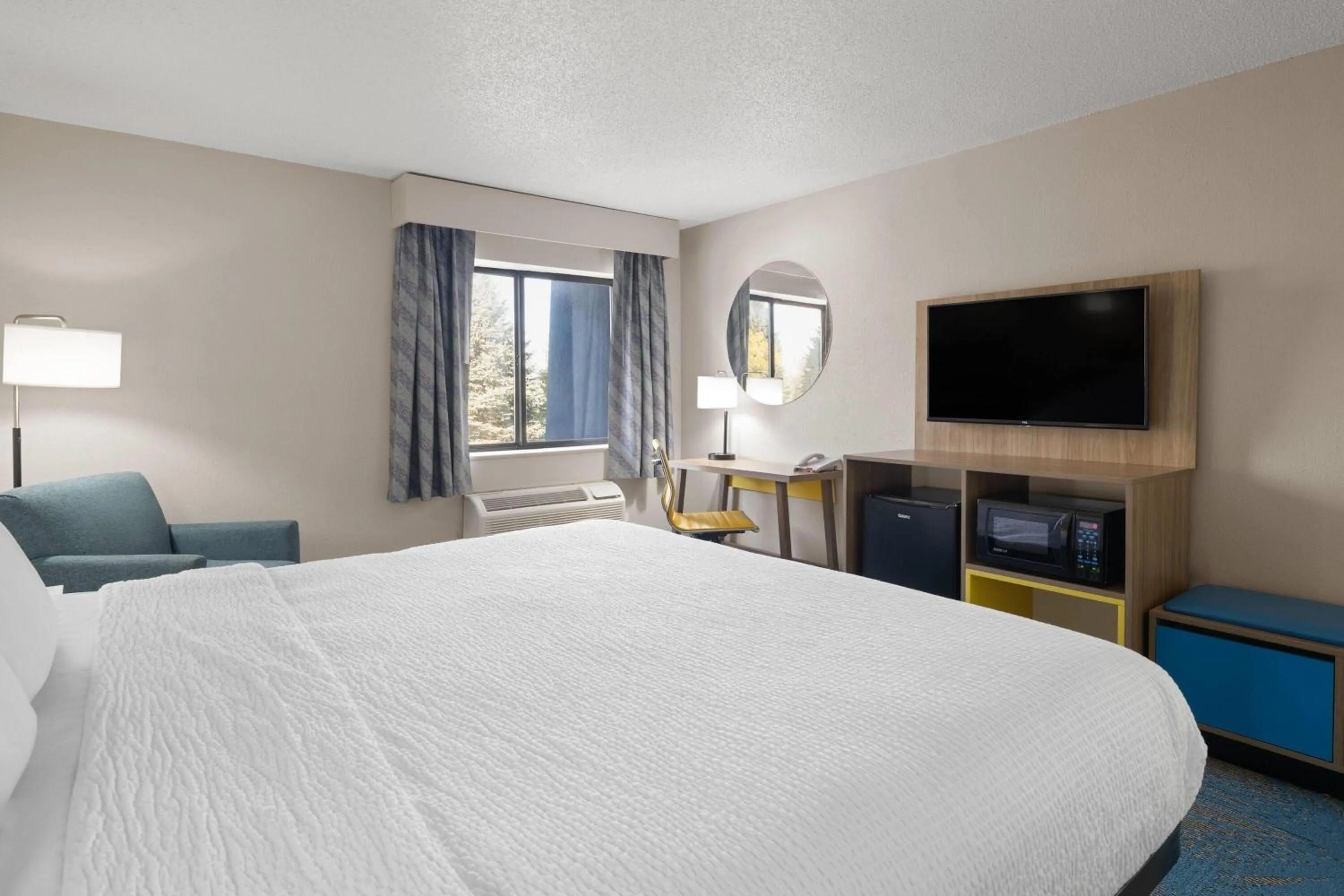Photo of the whole room, Bed in Days Inn by Wyndham Davenport