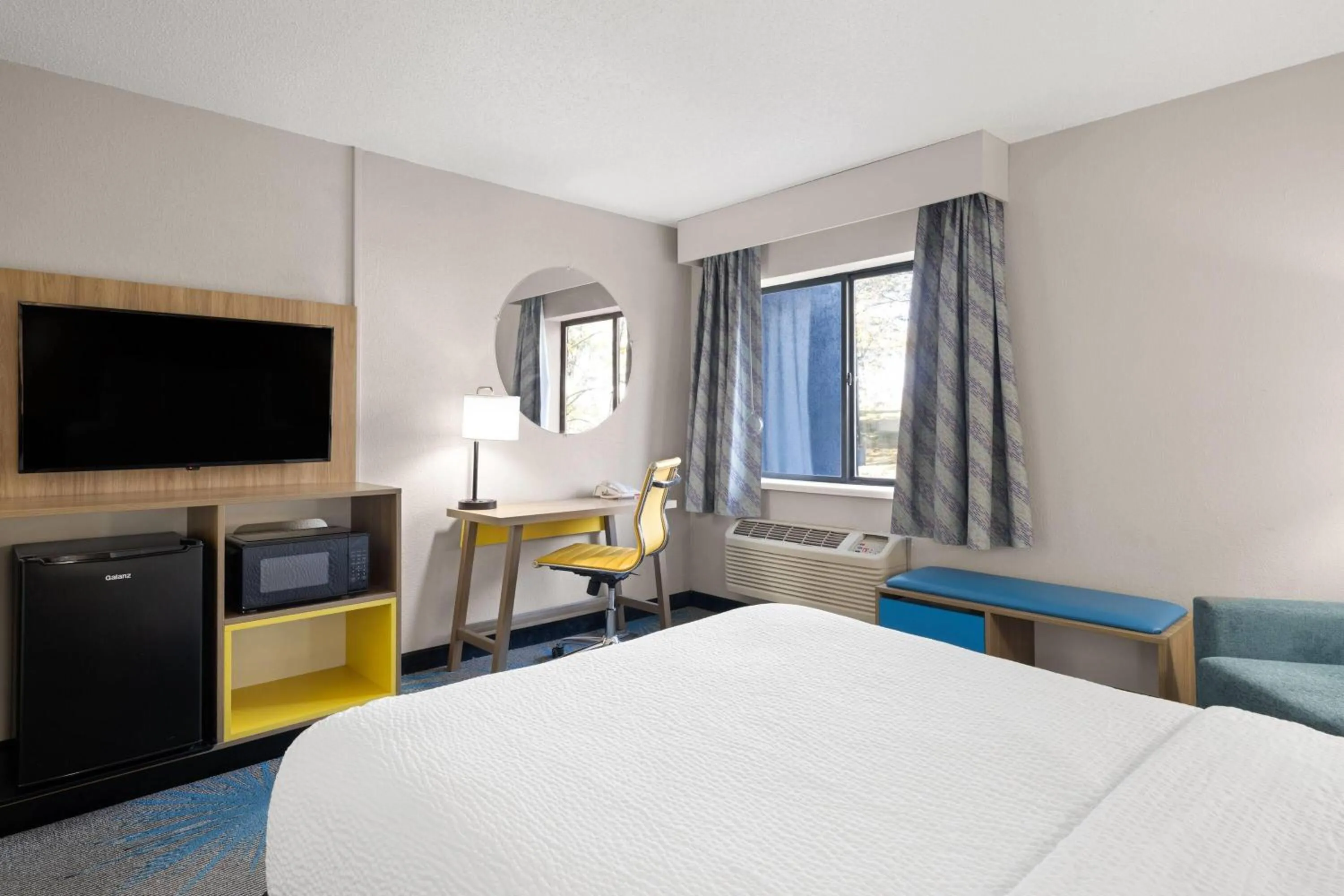 Photo of the whole room, Bed in Days Inn by Wyndham Davenport