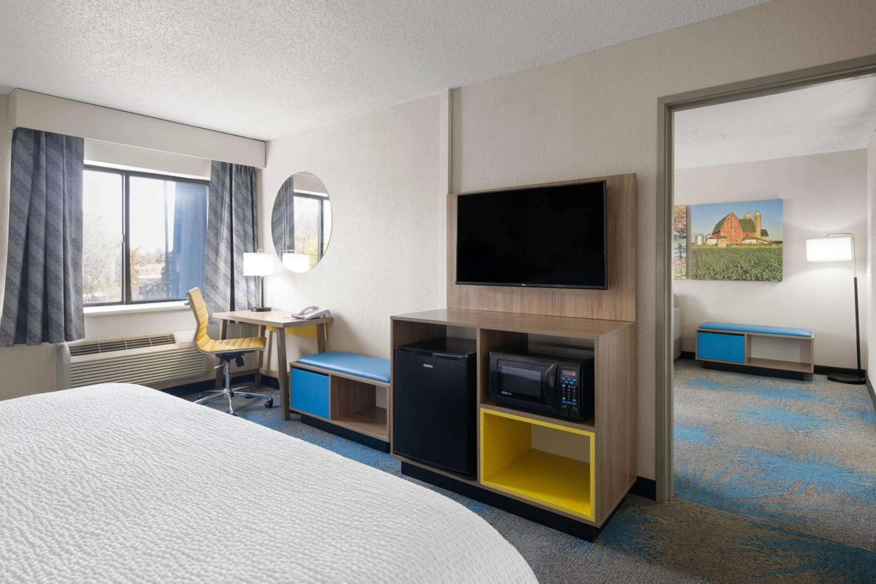 Photo of the whole room, Bed in Days Inn by Wyndham Davenport