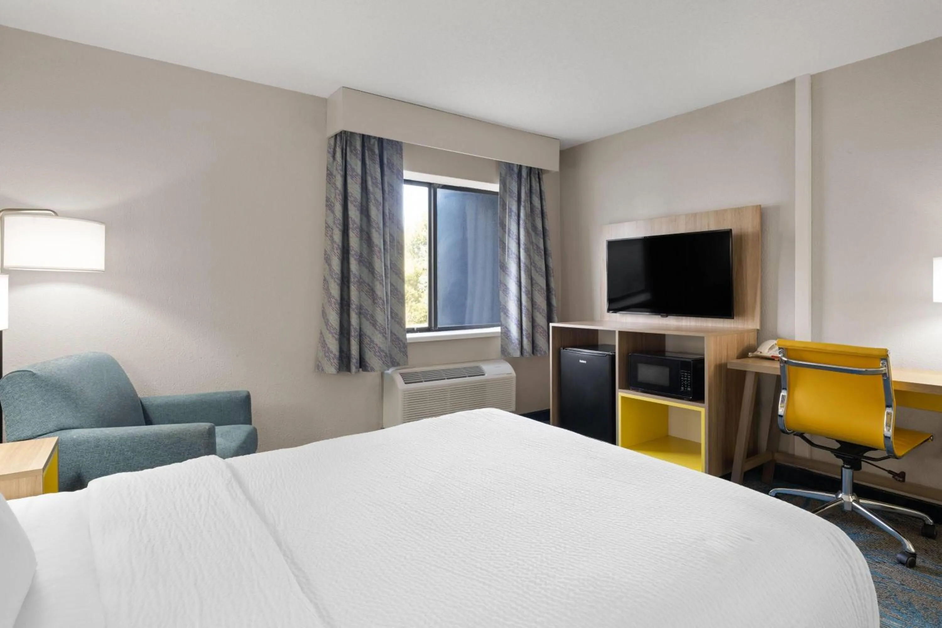 Photo of the whole room, Bed in Days Inn by Wyndham Davenport