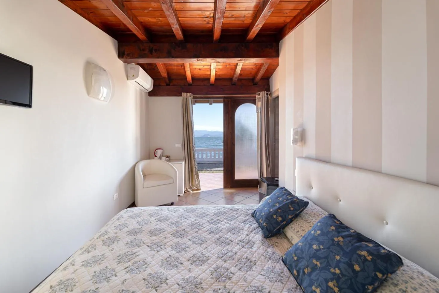 Bed in VILLA GARUTI VILLAGE