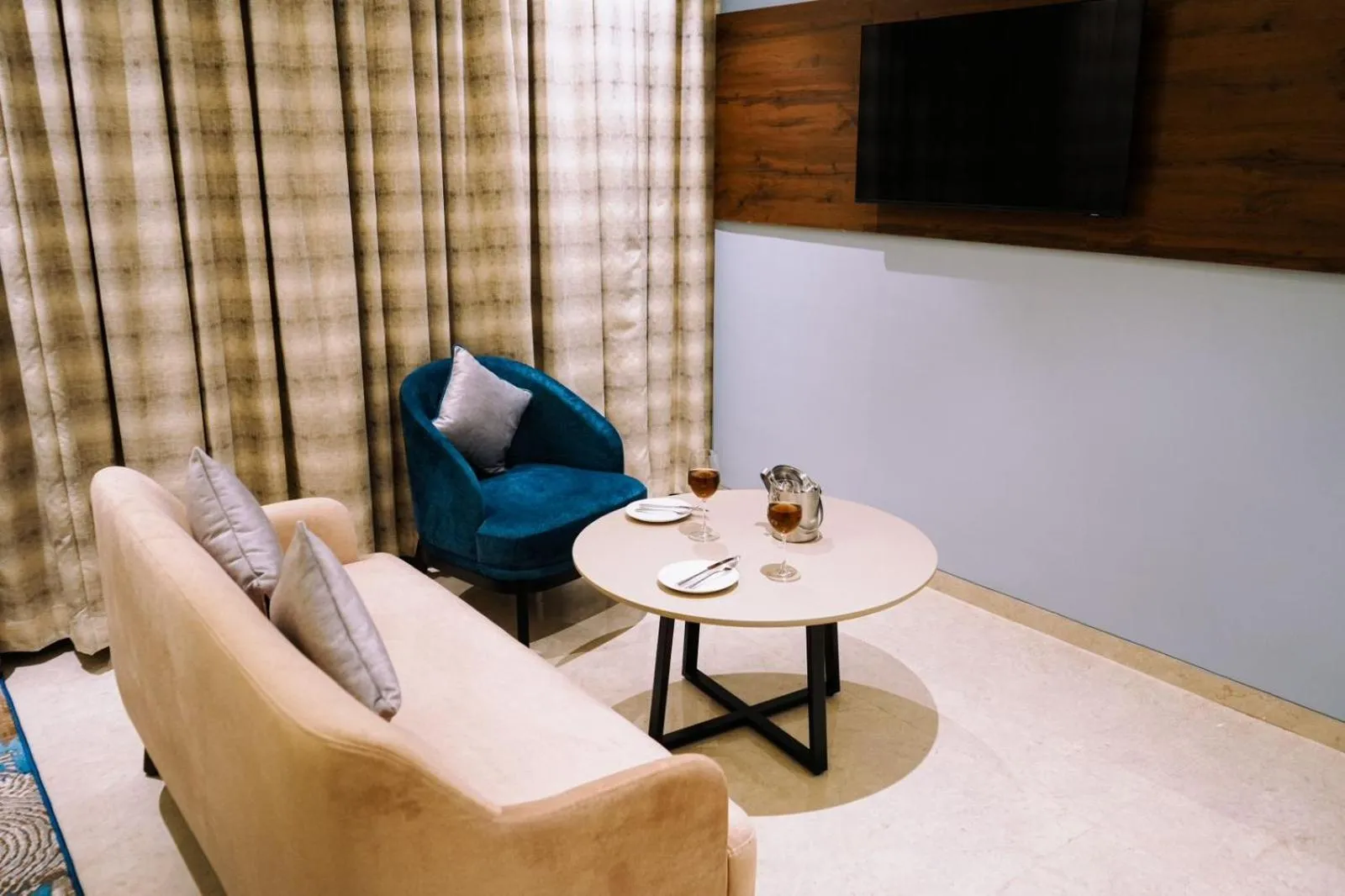 Communal lounge/ TV room in Enrise by Sayaji Nagpur