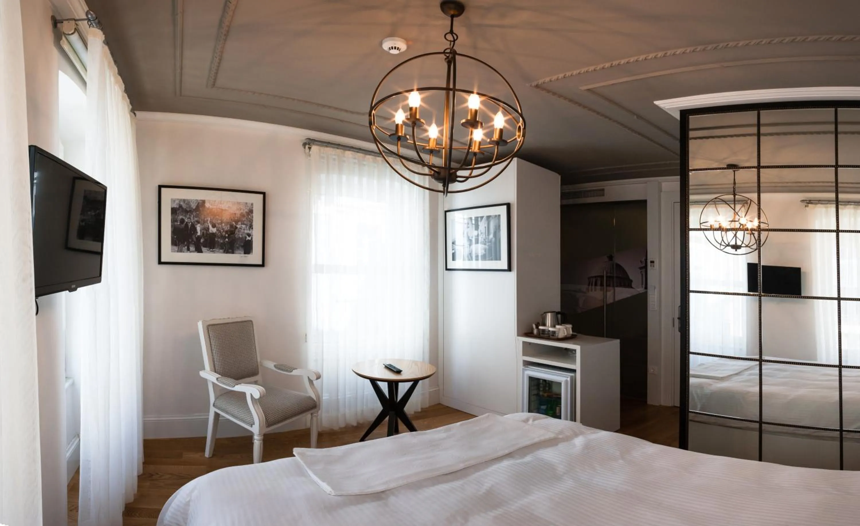 Communal lounge/ TV room, Bed in Pino Verde Hotel