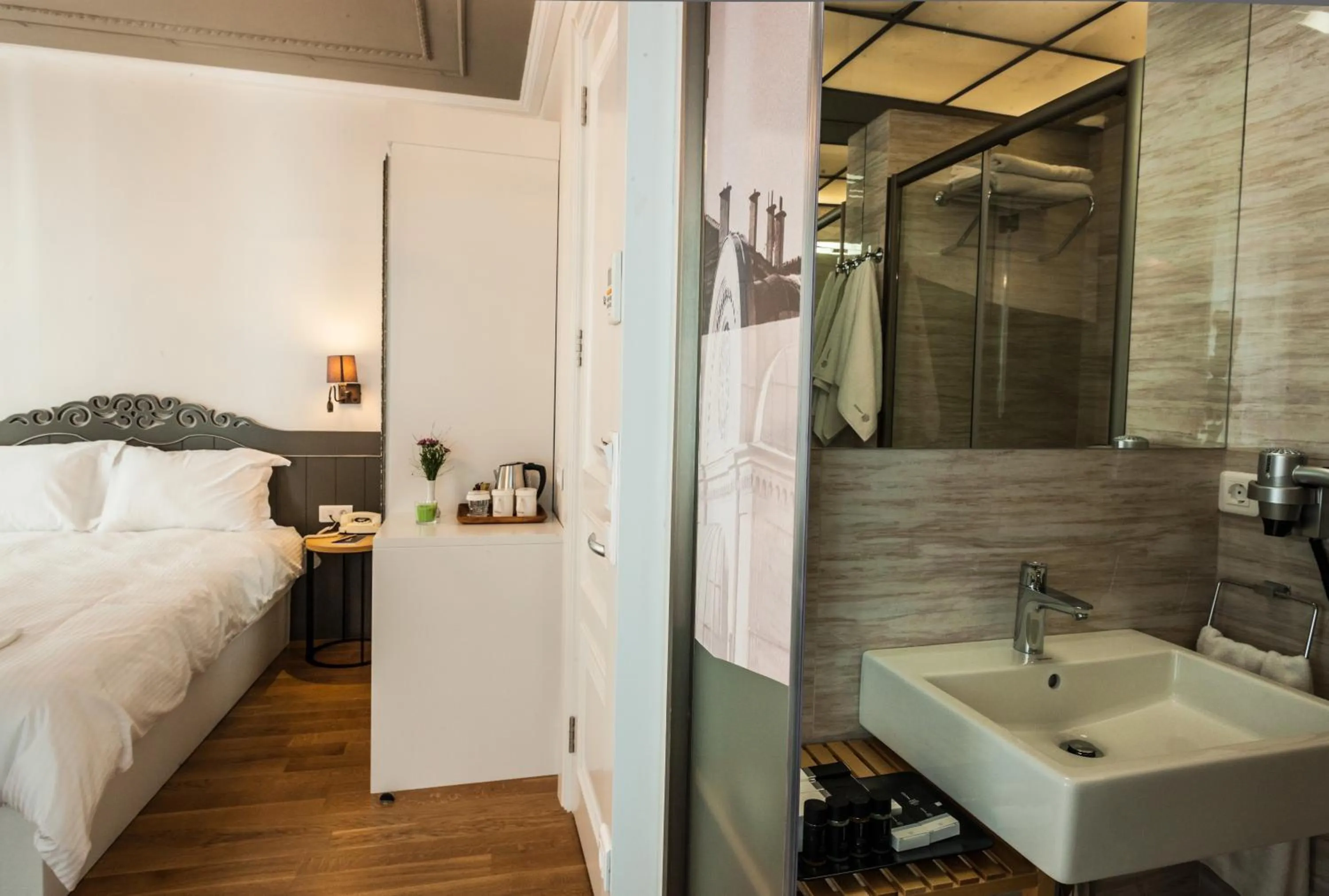 Shower, Bed in Pino Verde Hotel