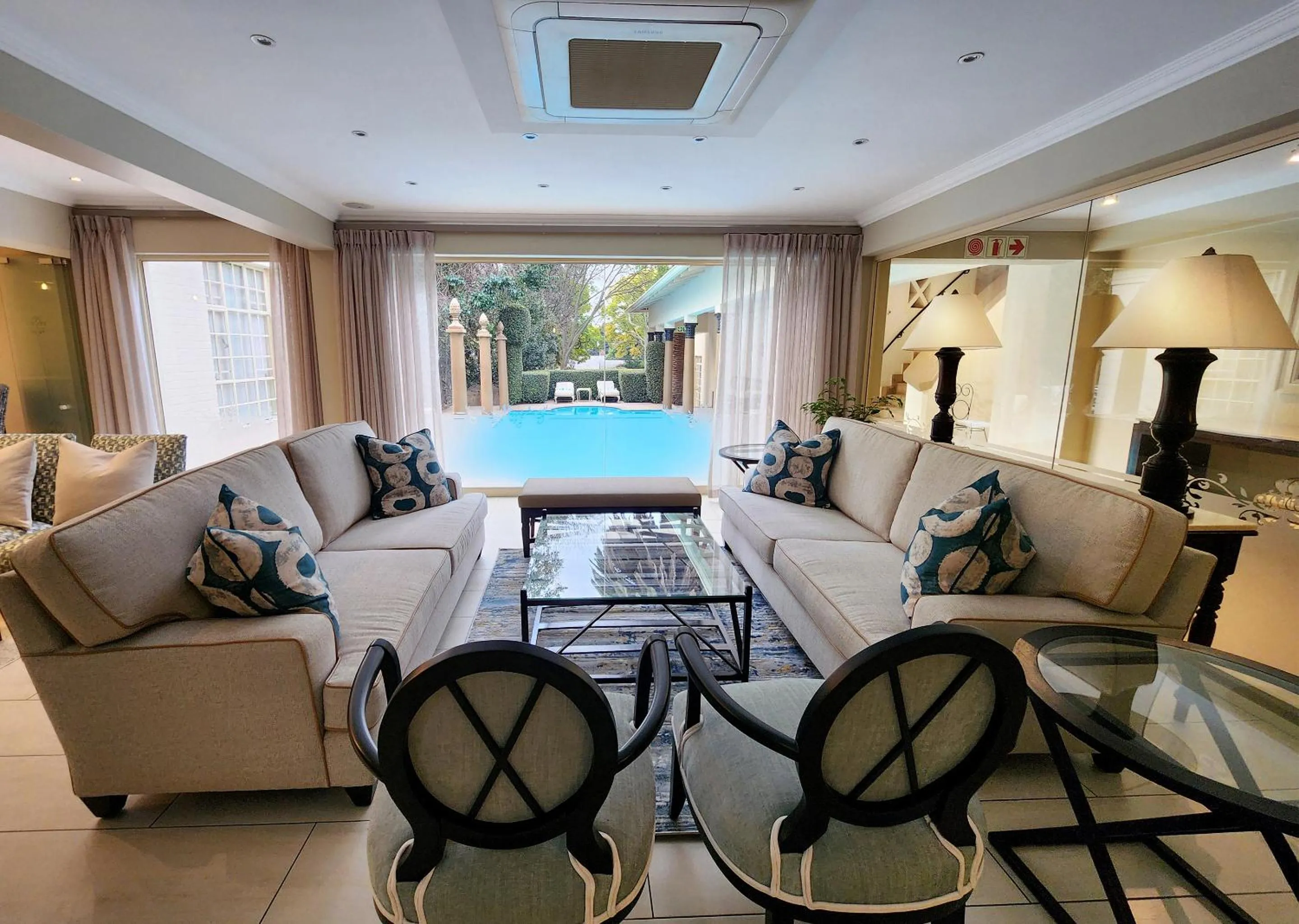 Lounge or bar in 10 2nd Avenue Houghton Estate by Dream Resorts