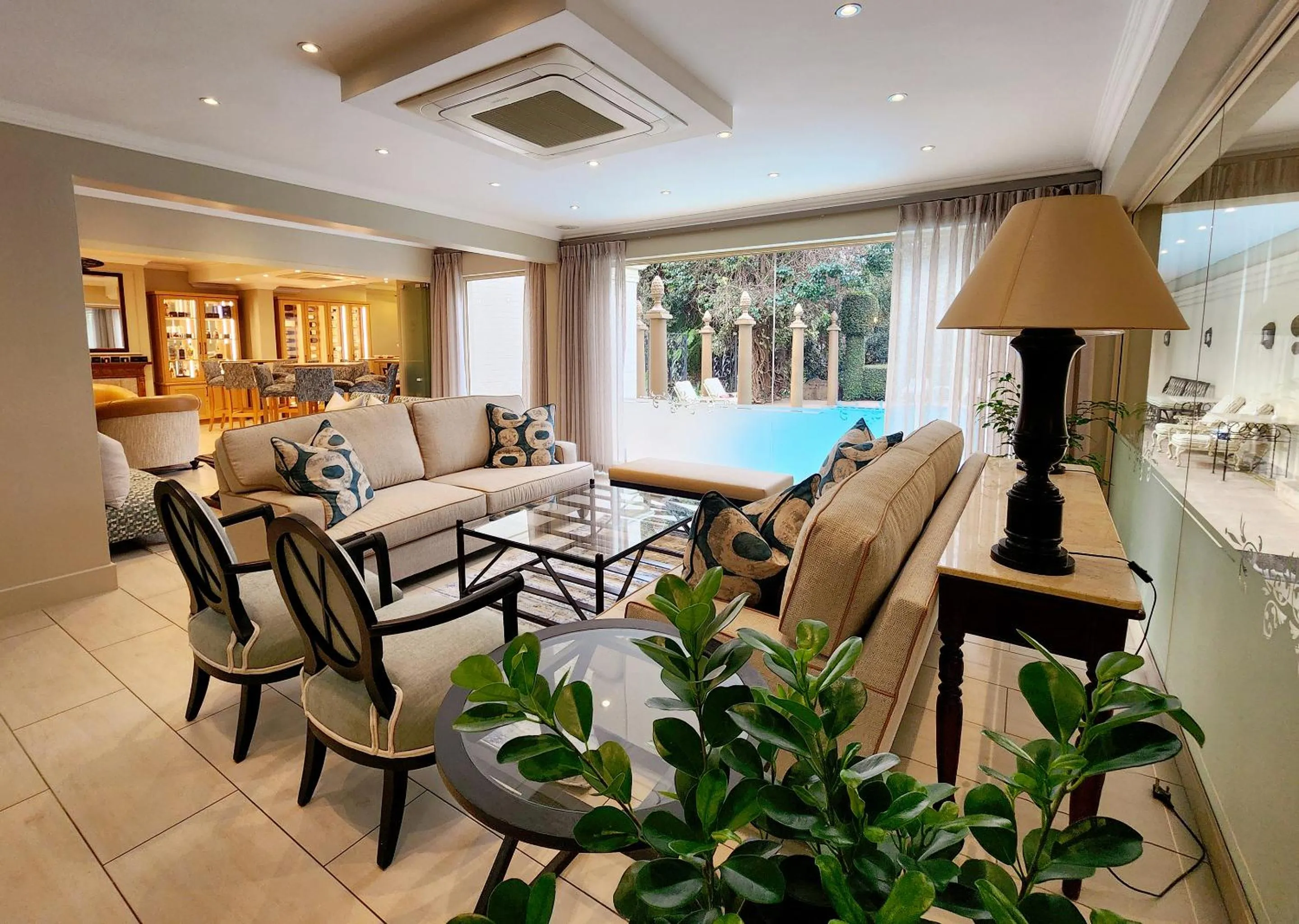 Lounge or bar in 10 2nd Avenue Houghton Estate by Dream Resorts