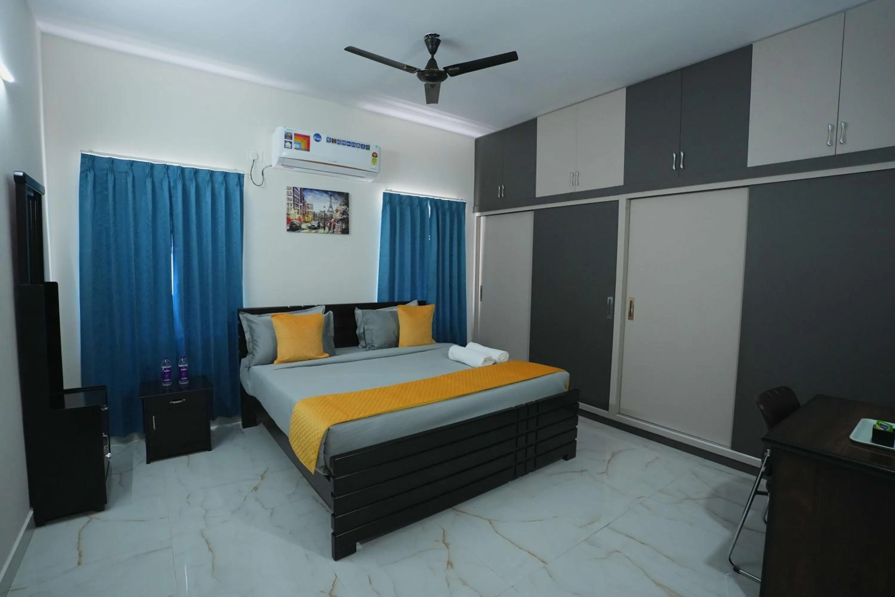 Bed in Yellow Bells Serviced Apartments Hitech City