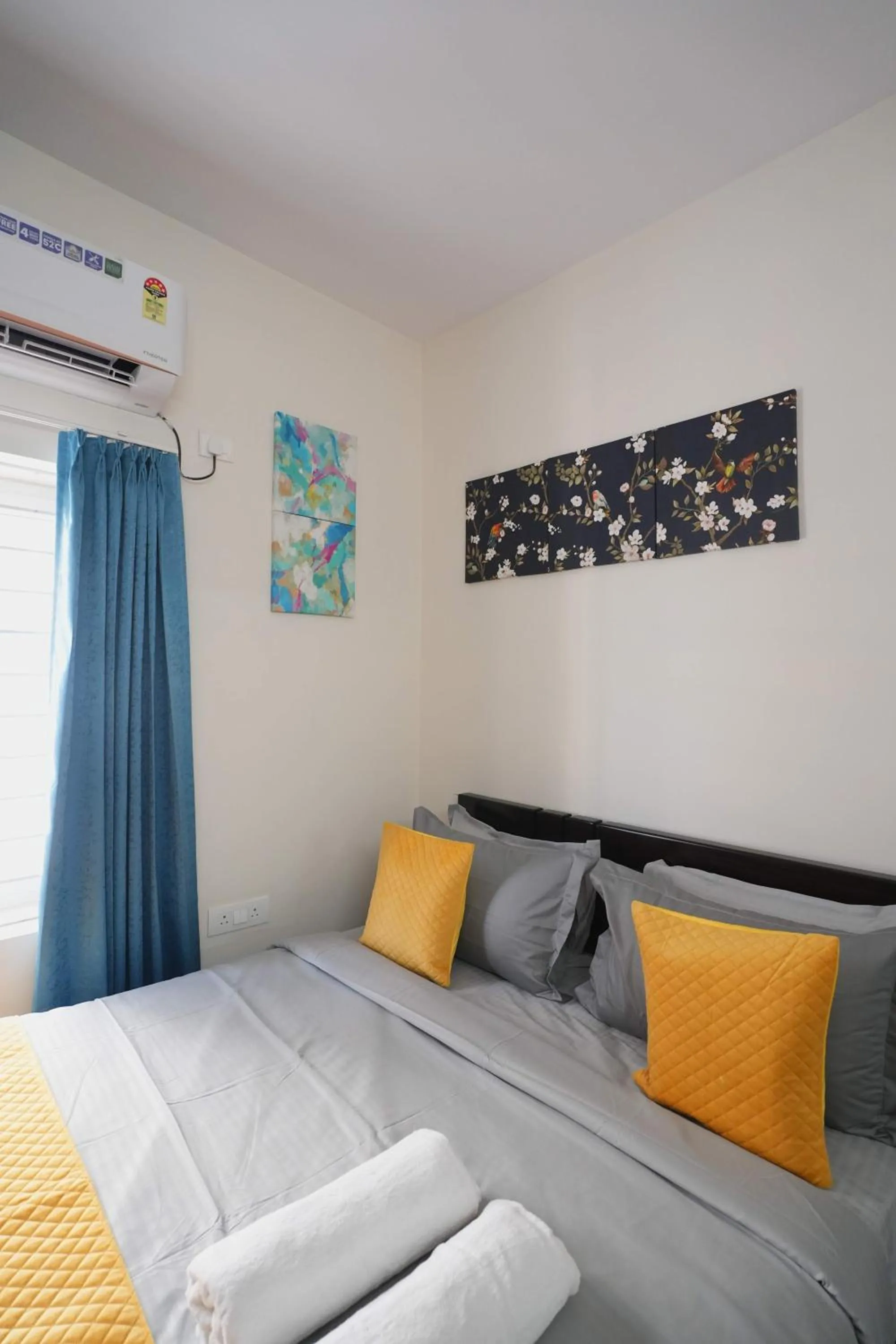 Bed in Yellow Bells Serviced Apartments Hitech City