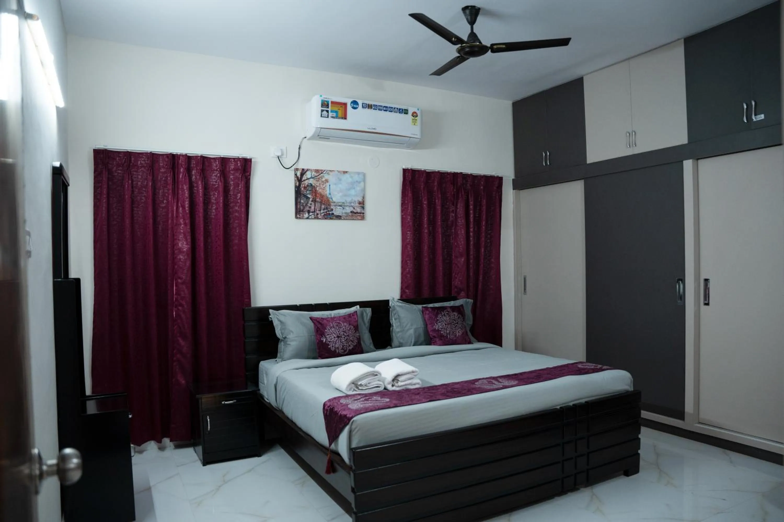Bed in Yellow Bells Serviced Apartments Hitech City