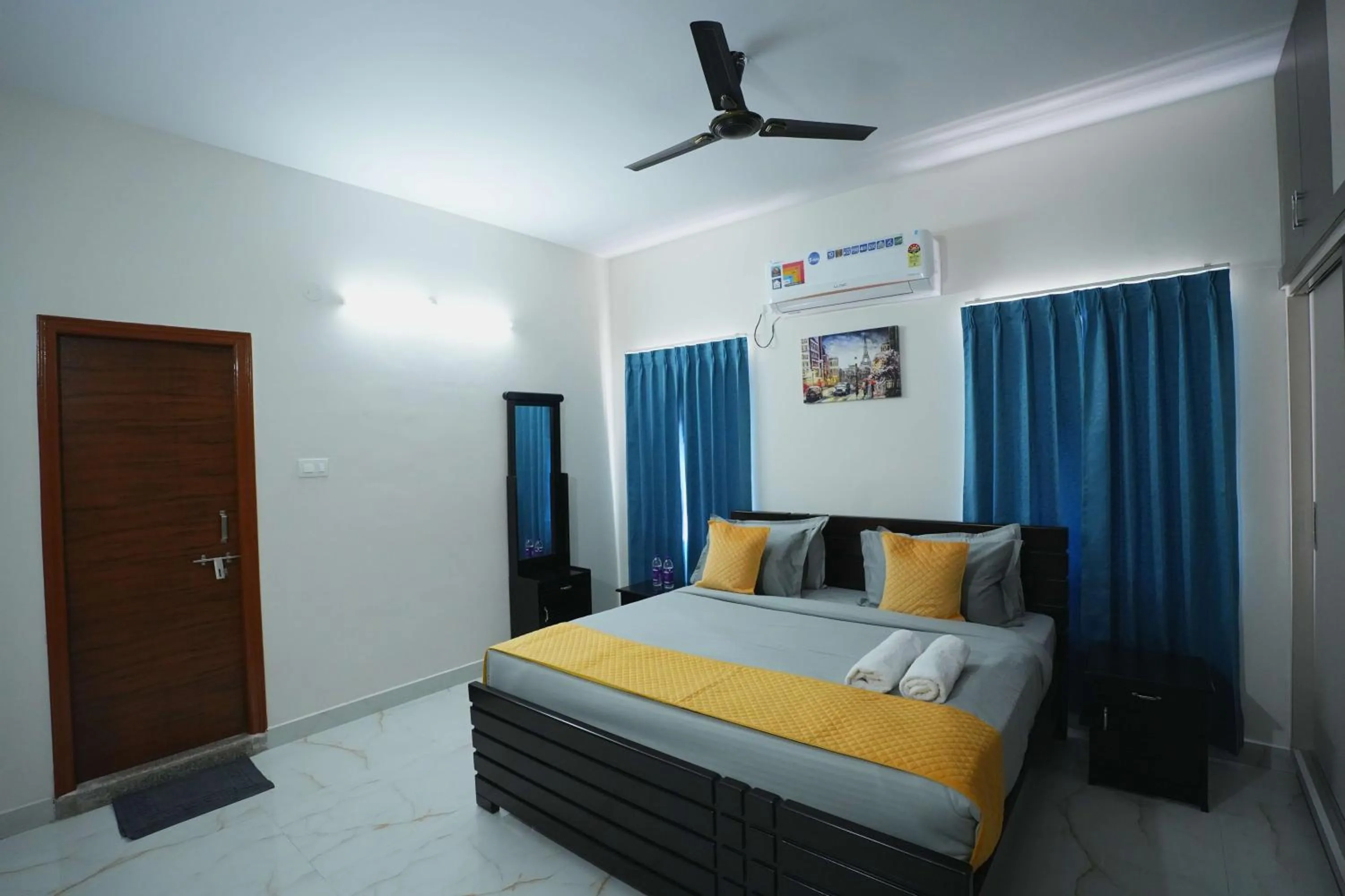 Bed in Yellow Bells Serviced Apartments Hitech City