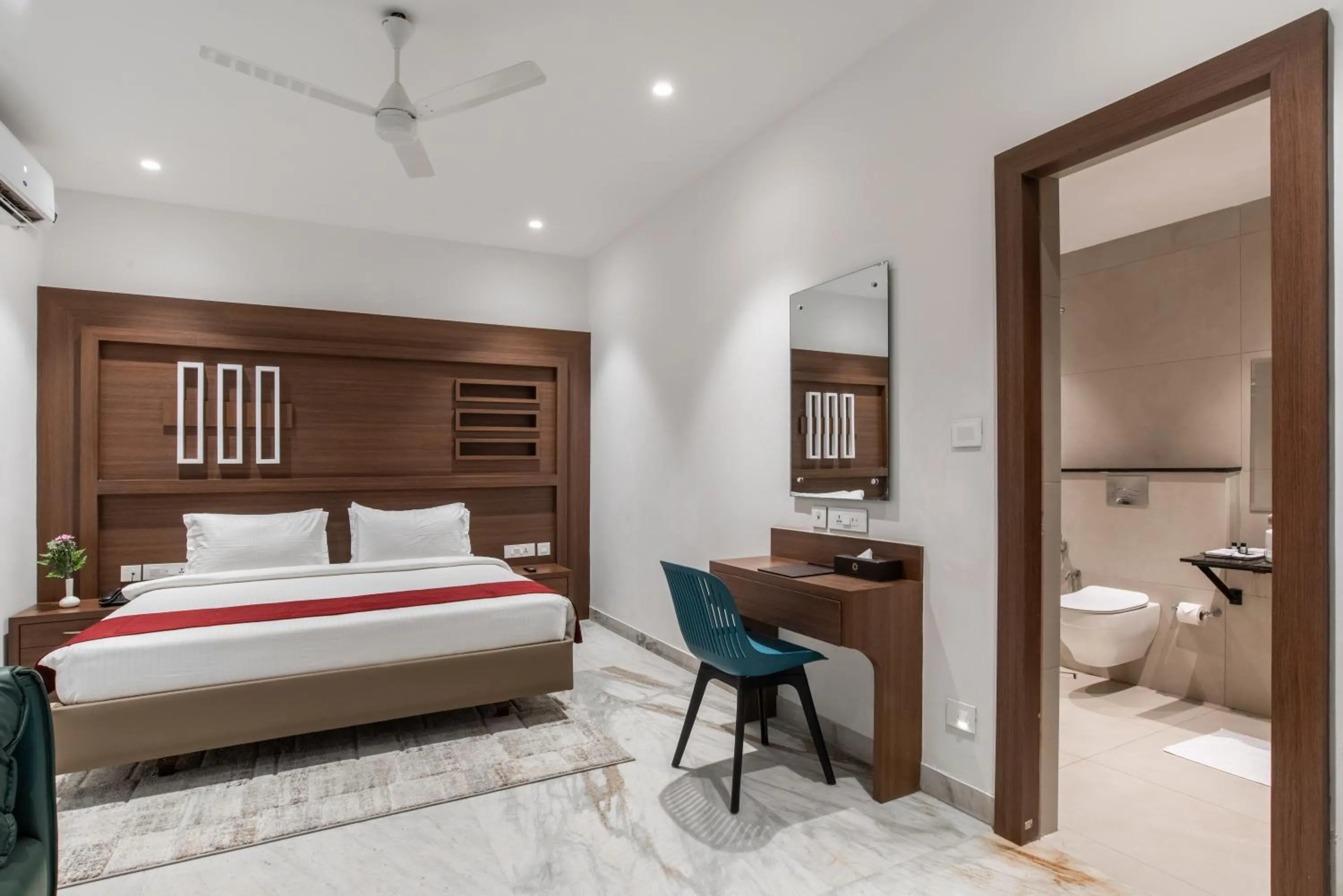 Photo of the whole room, Bed in Royal Paris