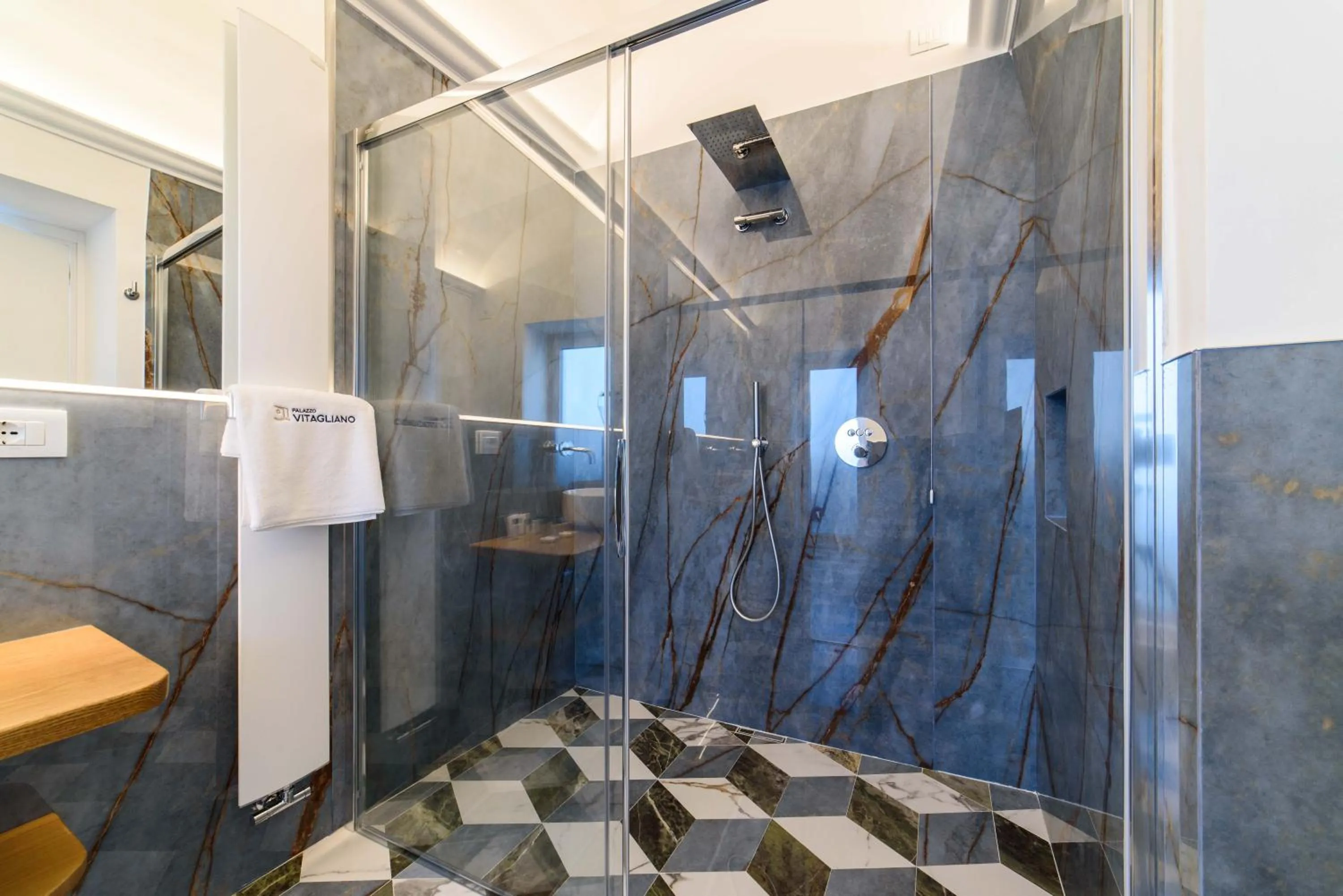 Shower in Palazzo Vitagliano