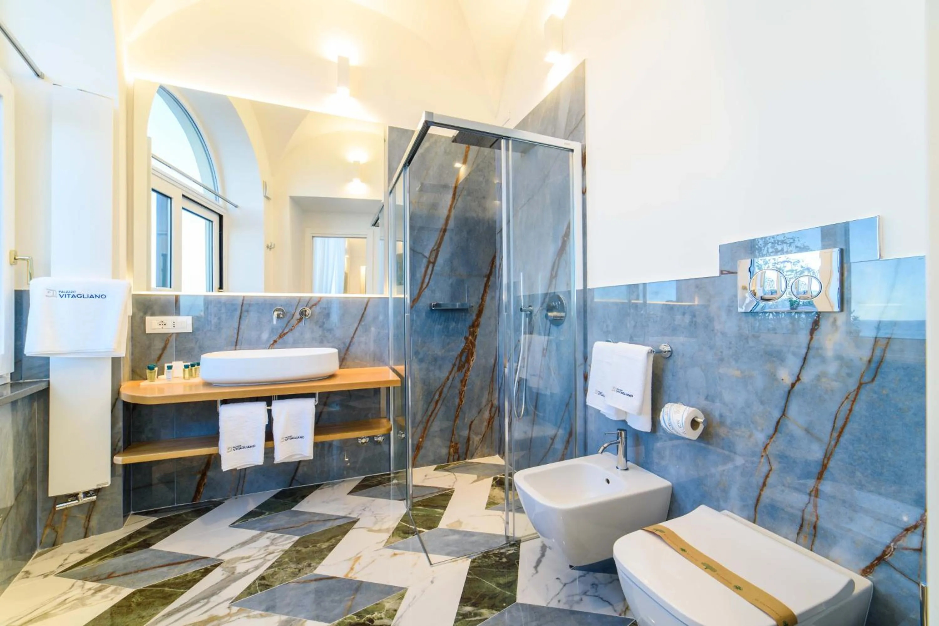 Shower in Palazzo Vitagliano