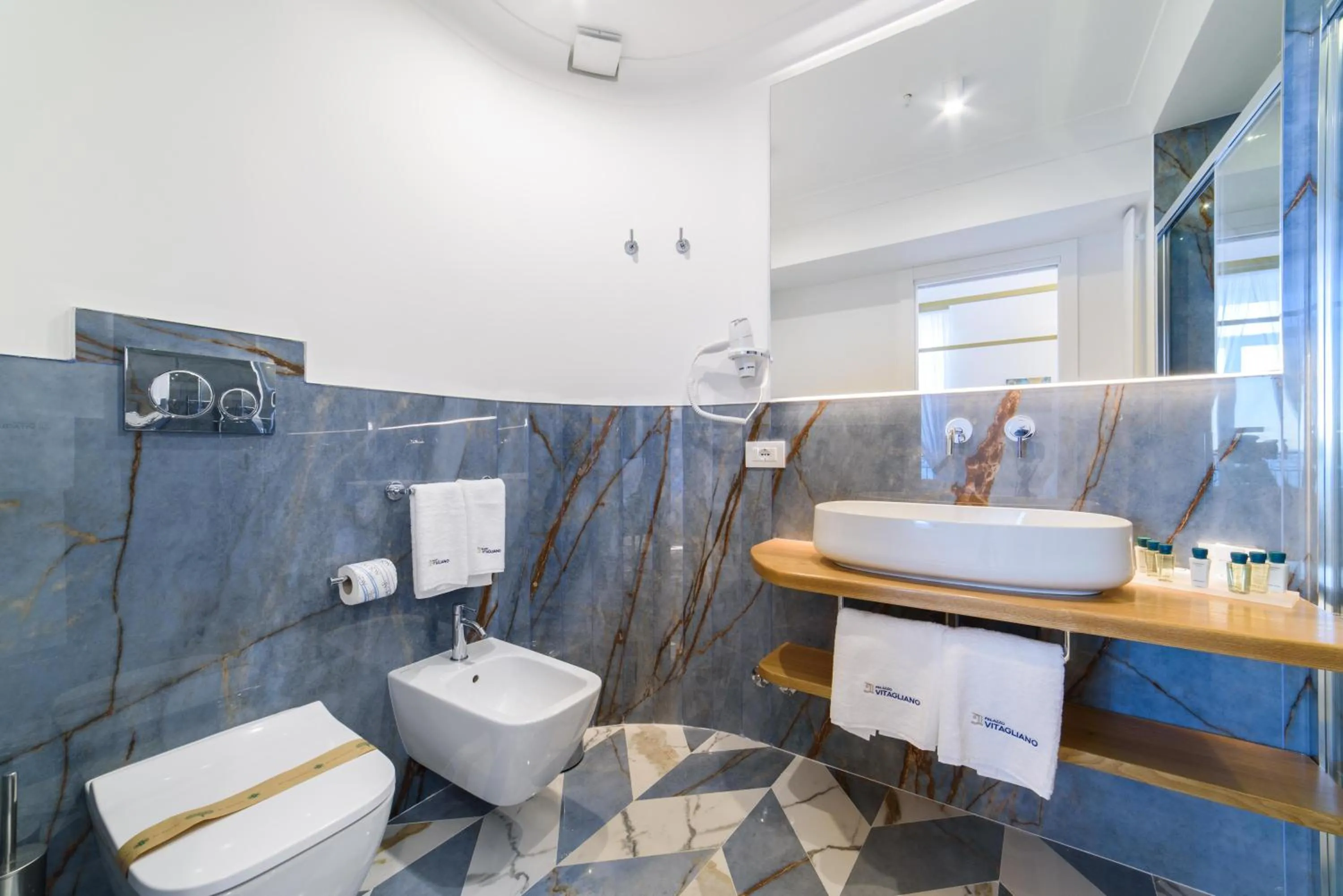 Shower in Palazzo Vitagliano