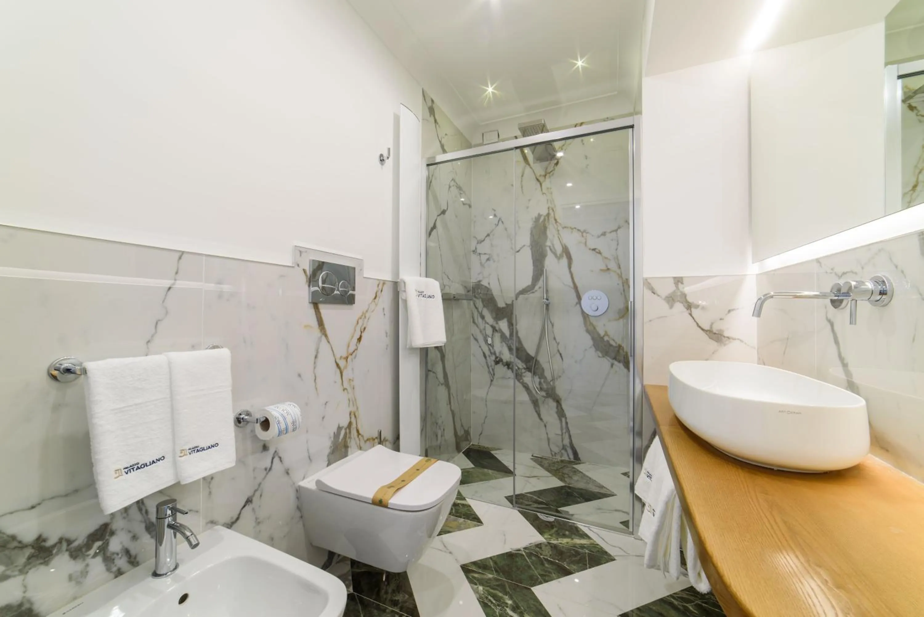 Shower in Palazzo Vitagliano