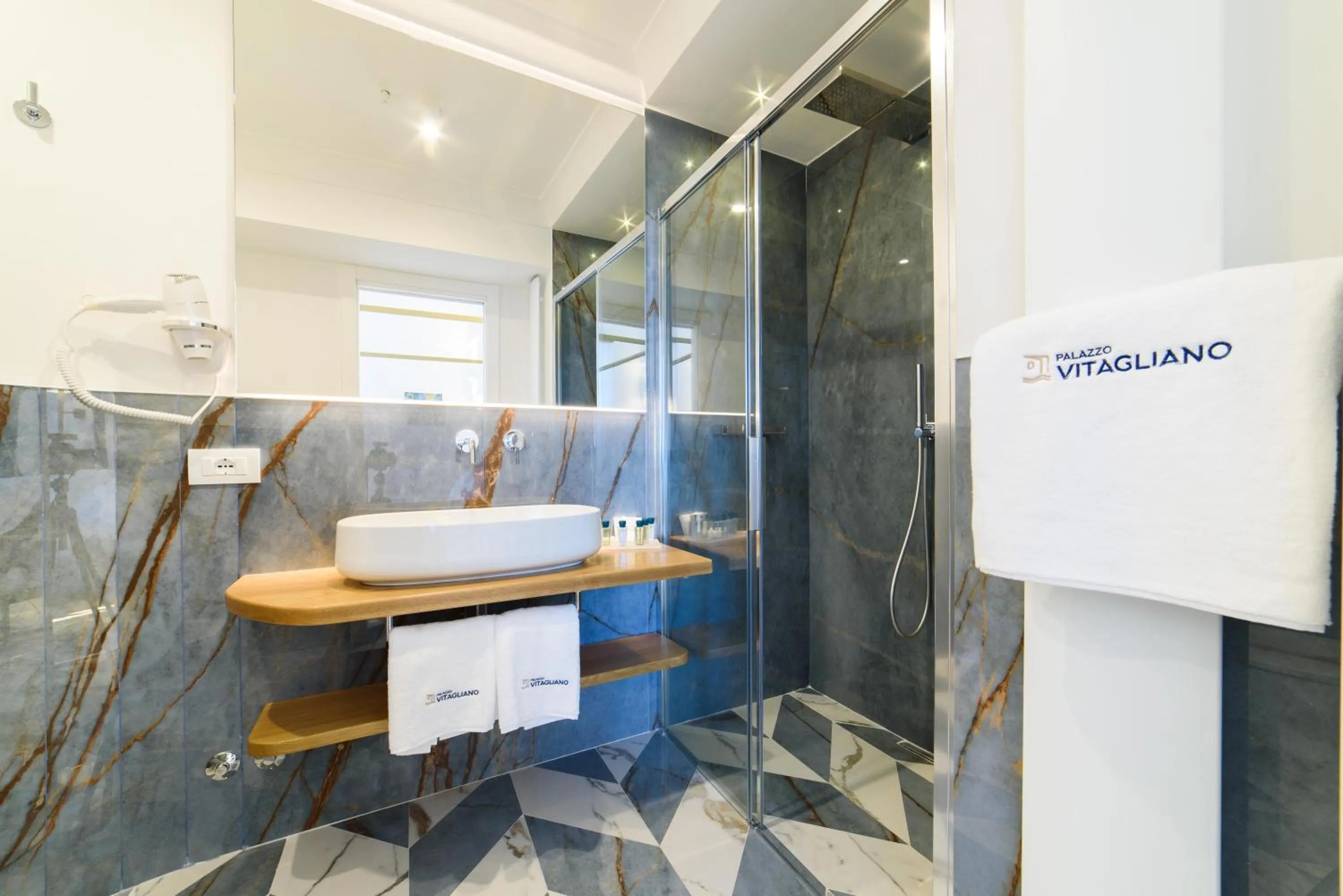 Shower in Palazzo Vitagliano