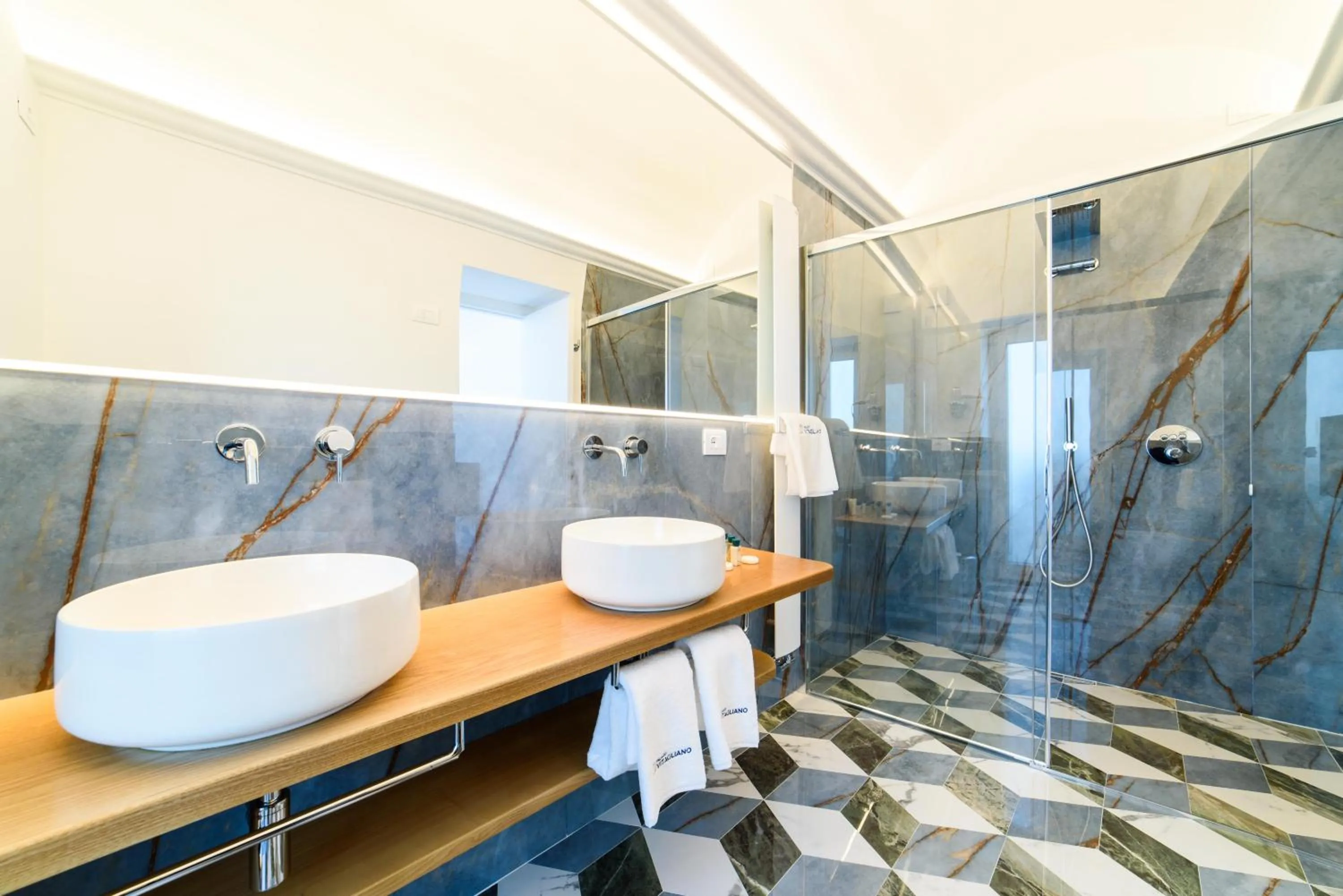 Shower in Palazzo Vitagliano