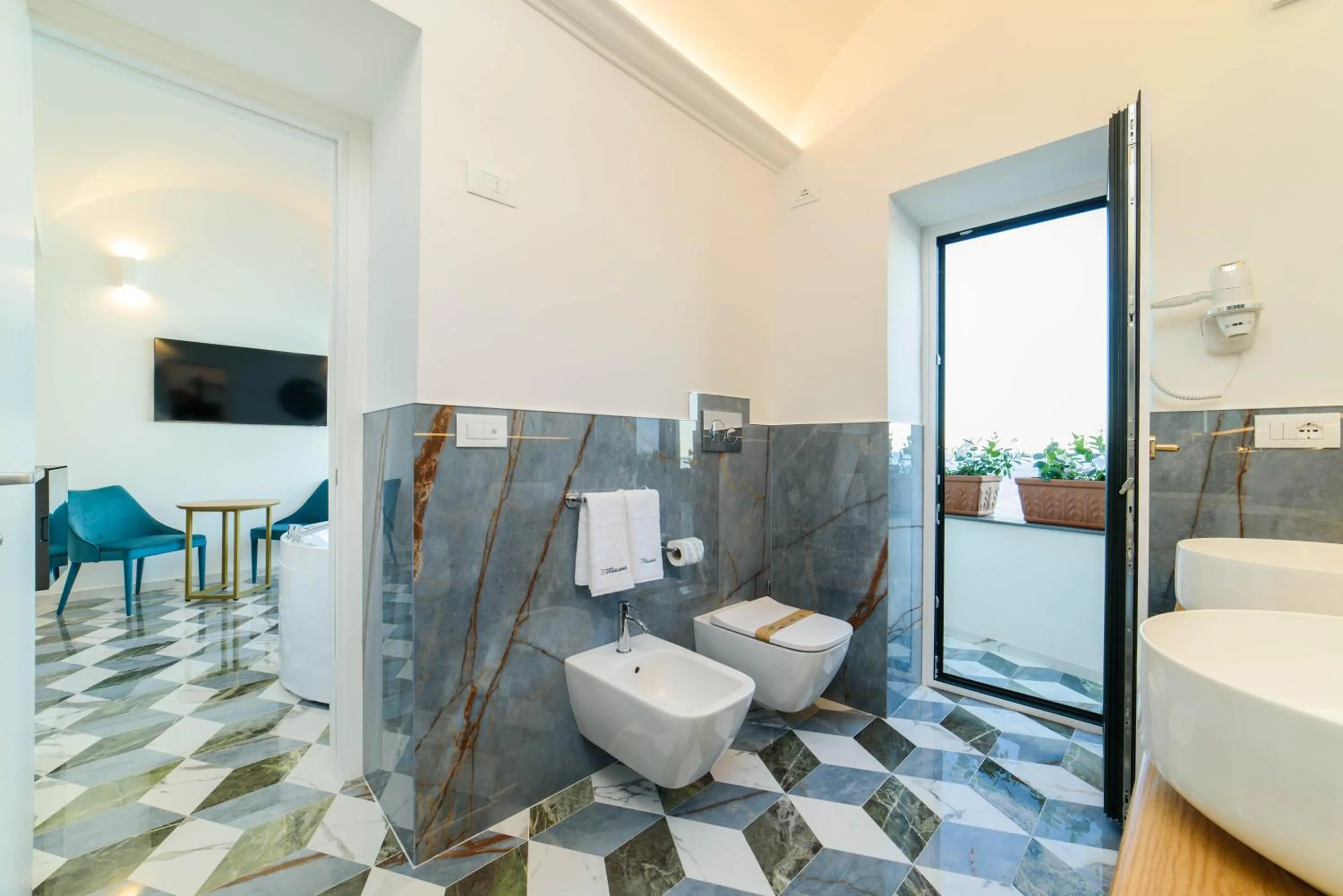 Toilet in Palazzo Vitagliano